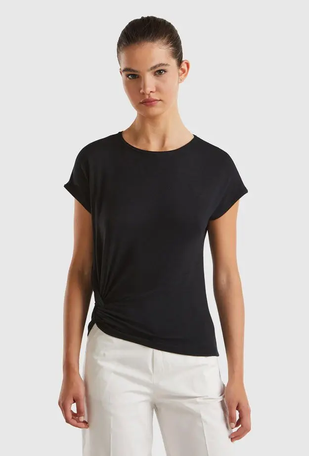United Colors of Benetton Kadın Siyah Viskoz Karışımlı Düğüm Detaylı Kayık Yaka T-Shirt S