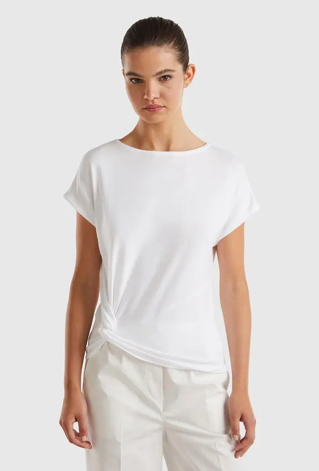 United Colors of Benetton Kadın Beyaz Viskoz Karışımlı Düğüm Detaylı Kayık Yaka T-Shirt S