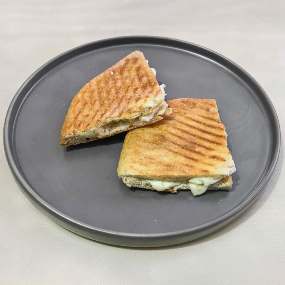 Yarım Ekmek Arası Yumurtalı Karışık Tost