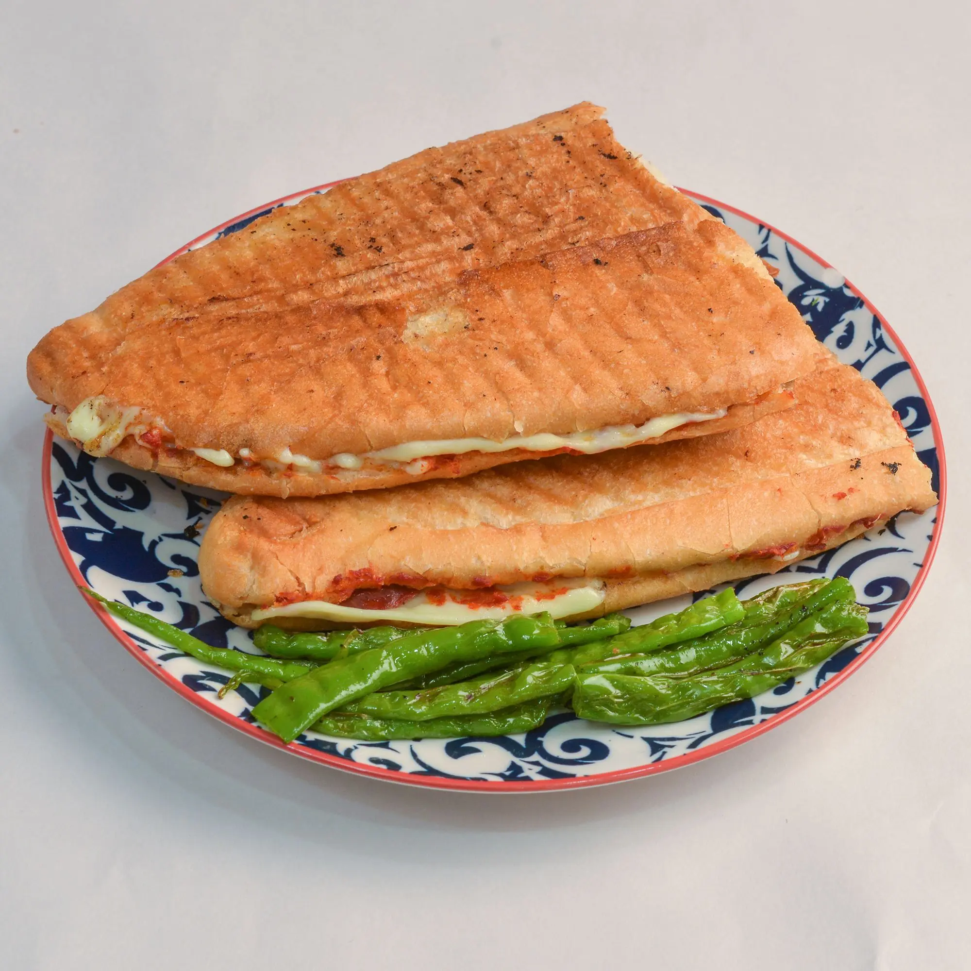 Yarım Ekmek Arası Sebzeli Kaşarlı Tost