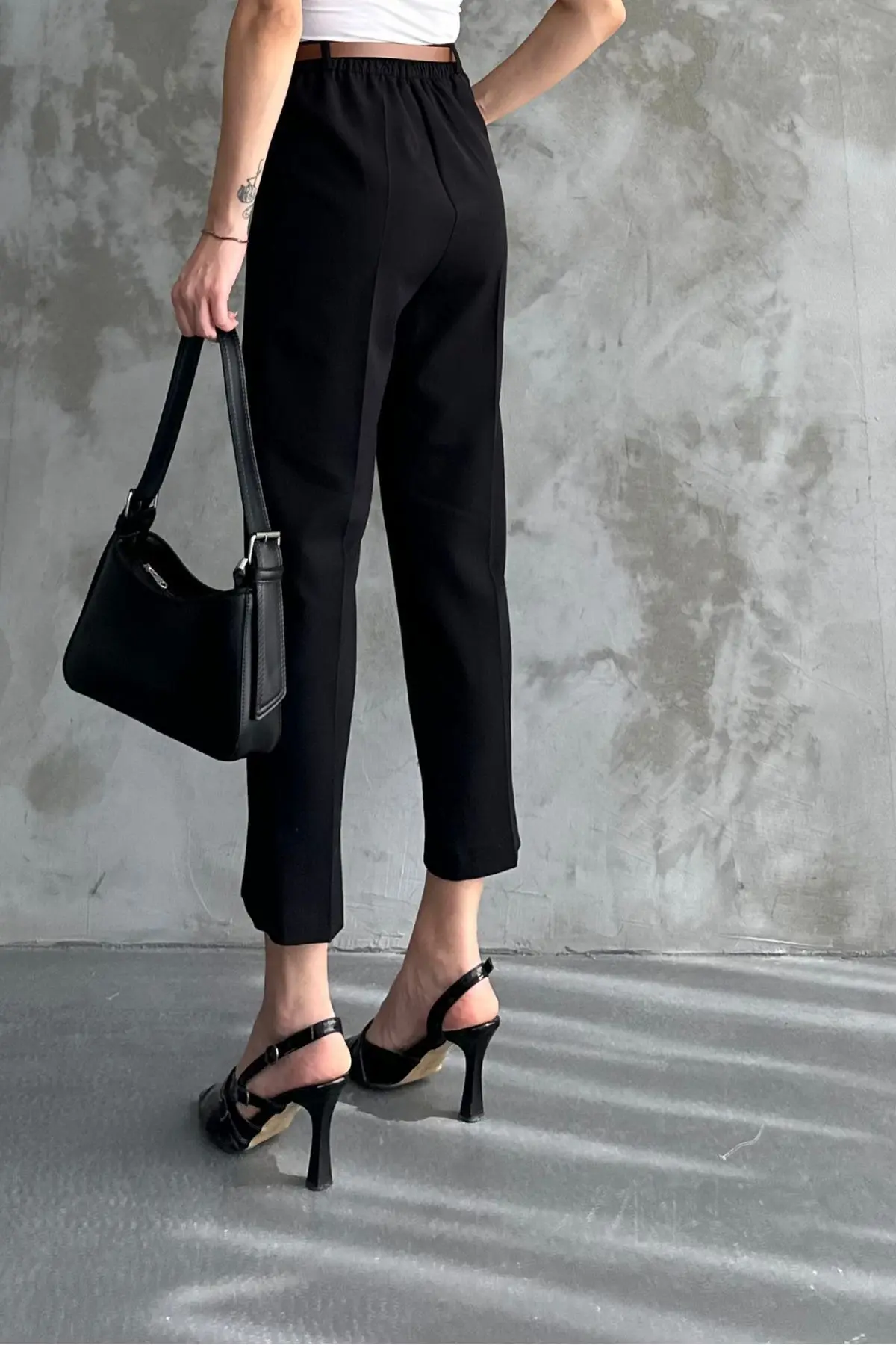 Kadın Dar Paça Pileli Kemerli Mevsimlik Kumaş Pantolon Siyah