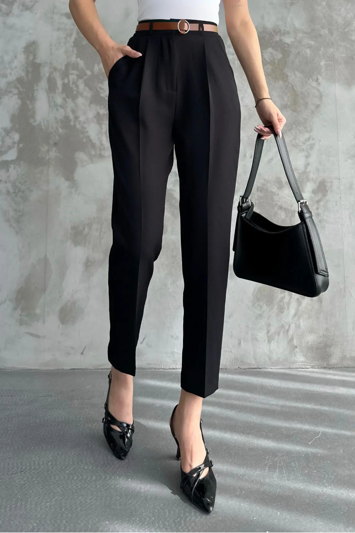 Kadın Dar Paça Pileli Kemerli Mevsimlik Kumaş Pantolon Siyah
