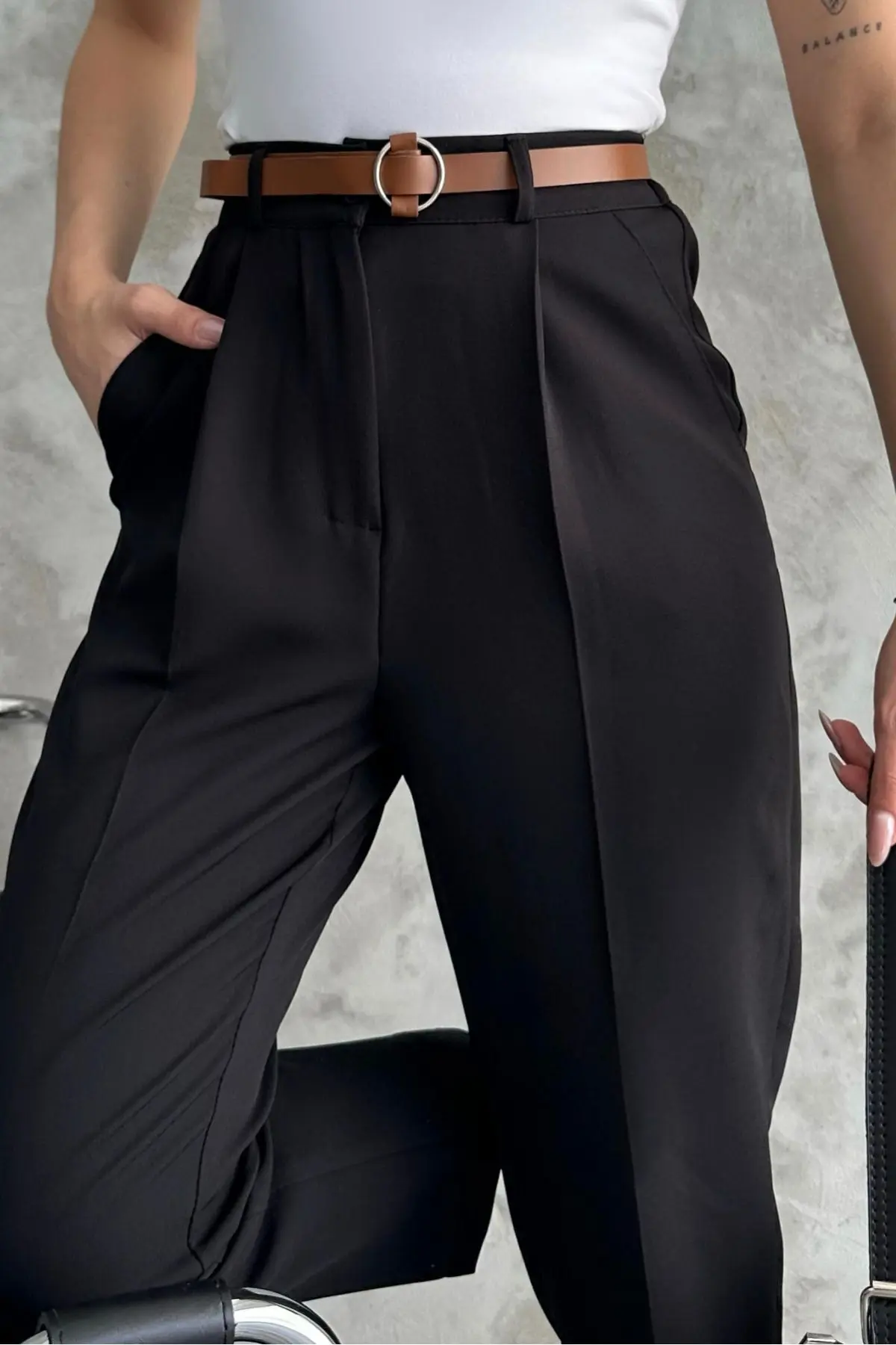 Kadın Dar Paça Pileli Kemerli Mevsimlik Kumaş Pantolon Siyah