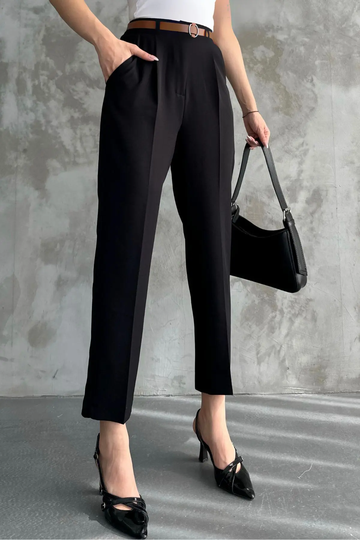 Kadın Dar Paça Pileli Kemerli Mevsimlik Kumaş Pantolon Siyah