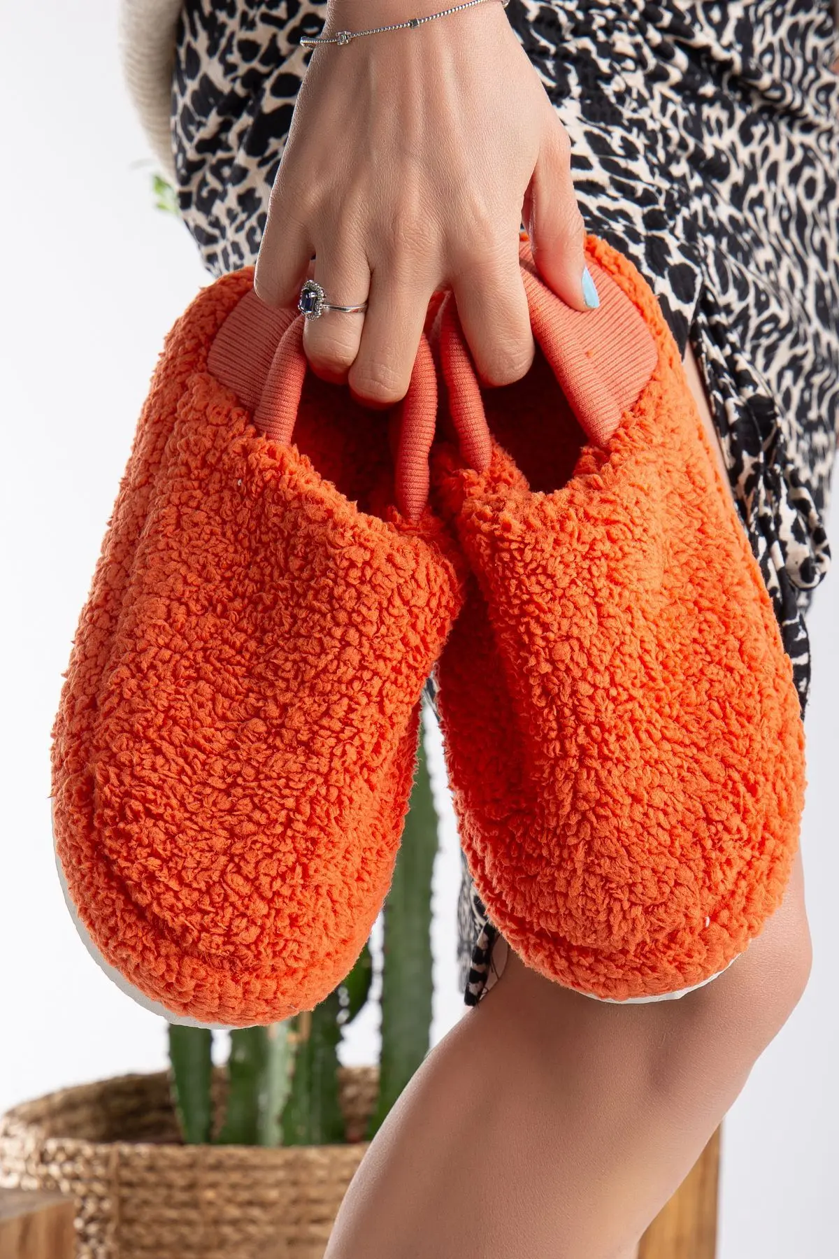 Slipcat Kuzu Kumaş Yünlü Sessiz Taban Lastikli Kadın Ev Ayakkabısı Ev Botu Panduf