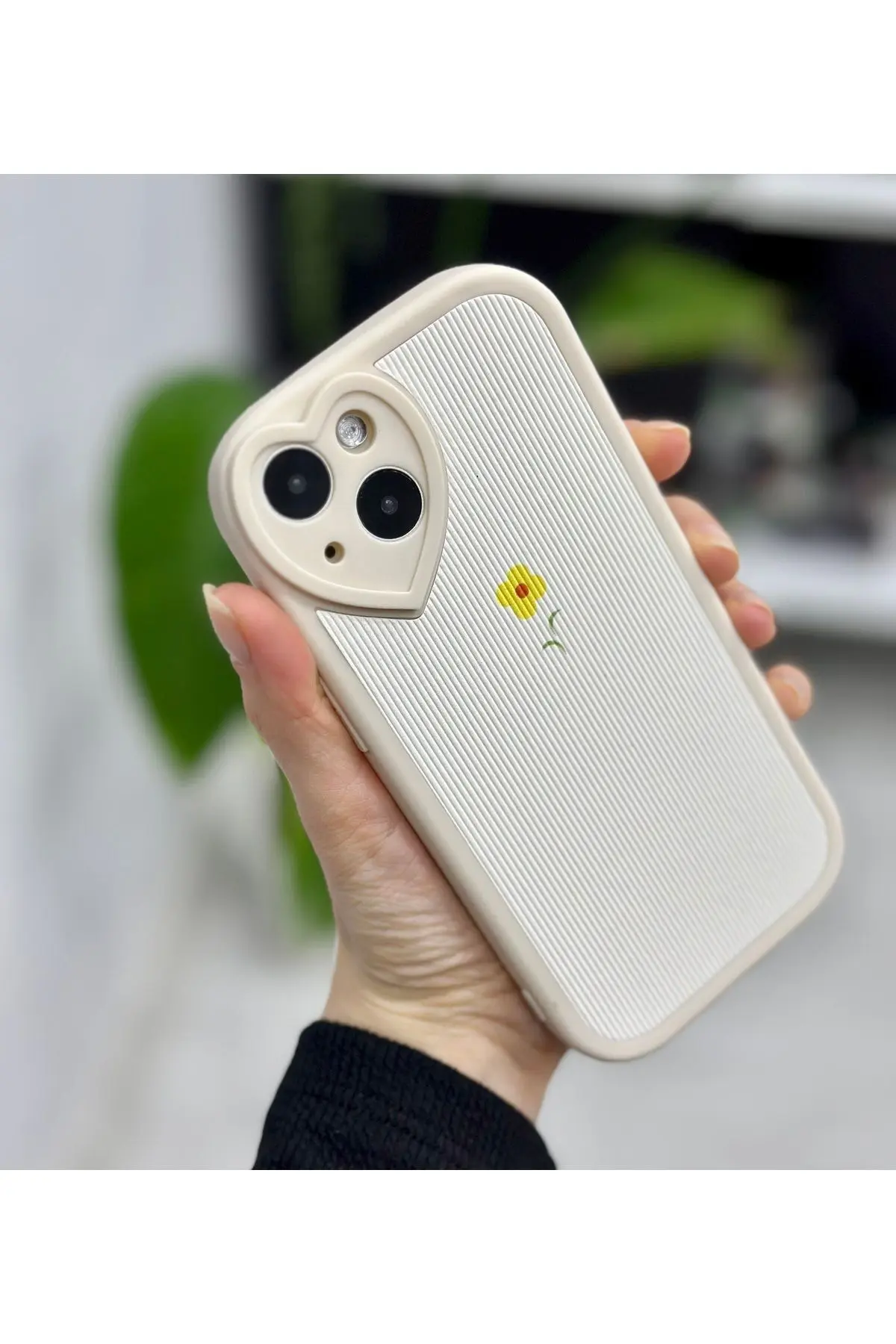 Iphone 13 Ve 14 Uyumlu Kamera Kalp Detaylı  Kaplama Çiçek Tasarımlı Kılıf