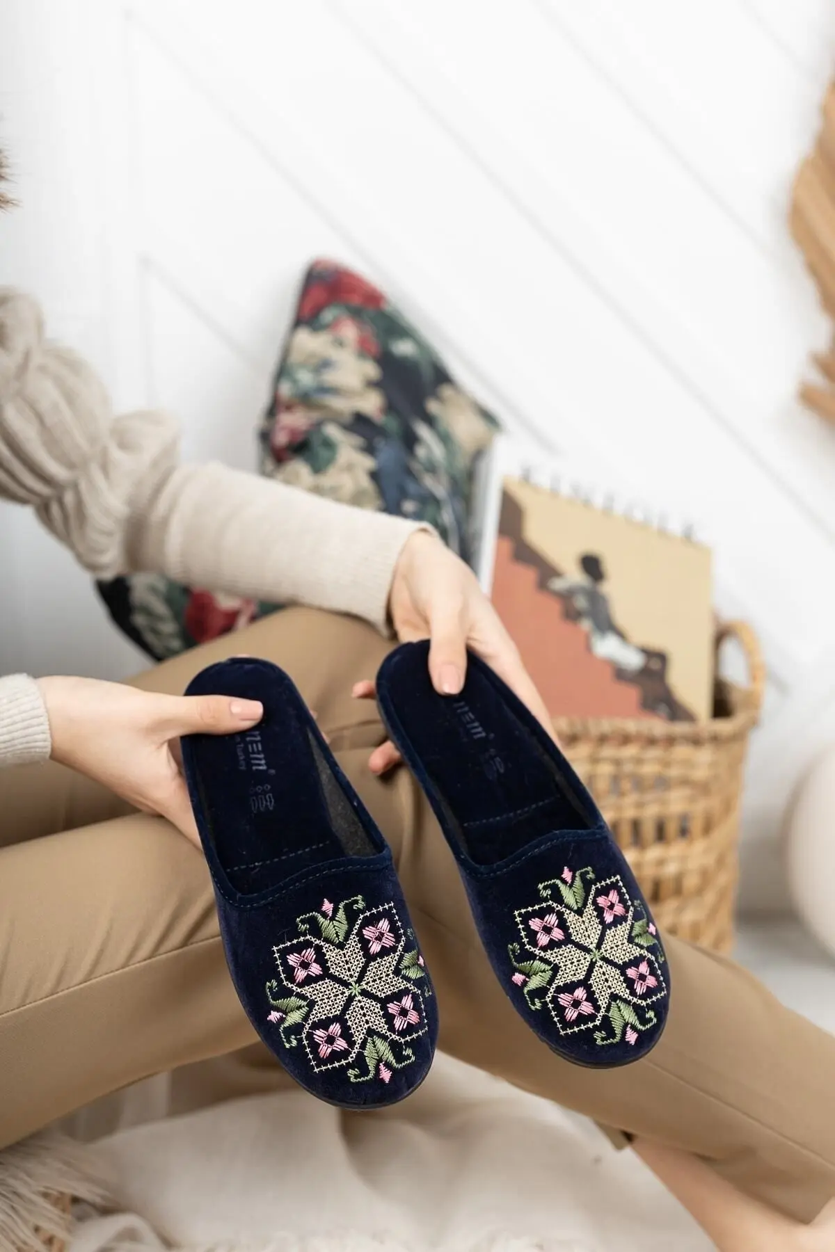 Lacivert Kanaviçe Kadın Ev Terliği Kışlık Kapalı Yumuşak Rahat Terlik Nakışlı Çeyiz Bohça Terliği