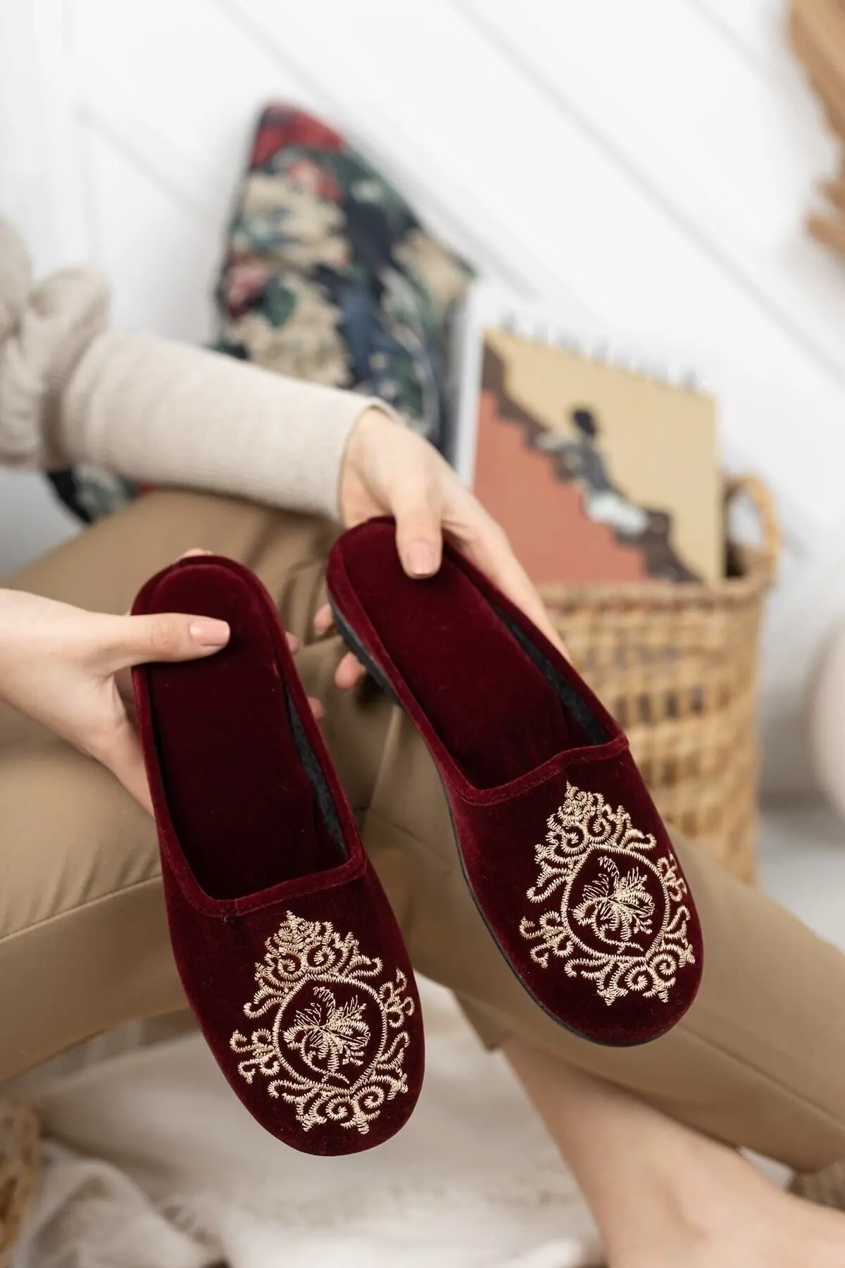 Bordo Çini Kadın Ev Terliği Kışlık Kapalı Yumuşak Rahat Terlik Nakışlı Çeyiz Bohça Terliği