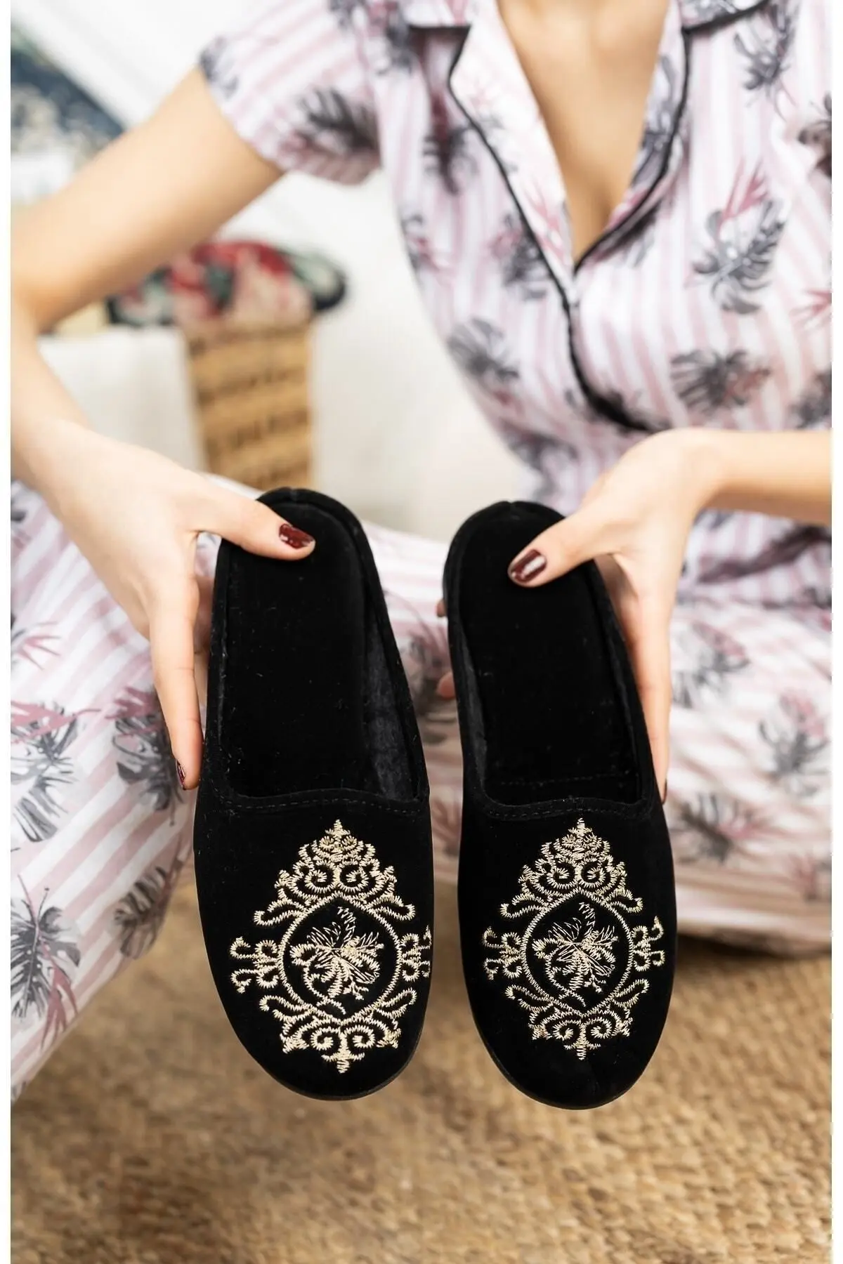 Siyah Çini Kadın Ev Terliği Kışlık Kapalı Yumuşak Rahat Terlik Nakışlı Doğum Çeyiz Misafir Terliği