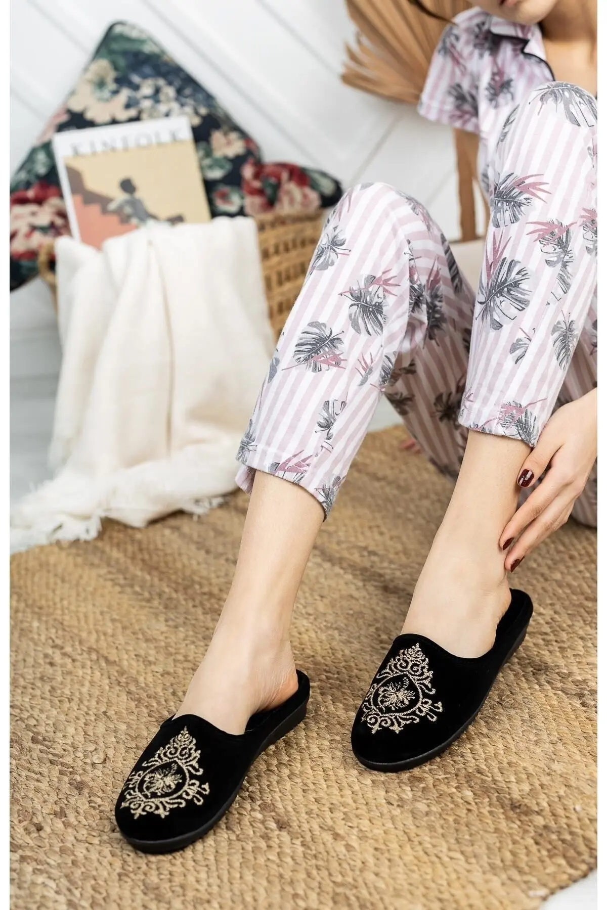 Siyah Çini Kadın Ev Terliği Kışlık Kapalı Yumuşak Rahat Terlik Nakışlı Doğum Çeyiz Misafir Terliği