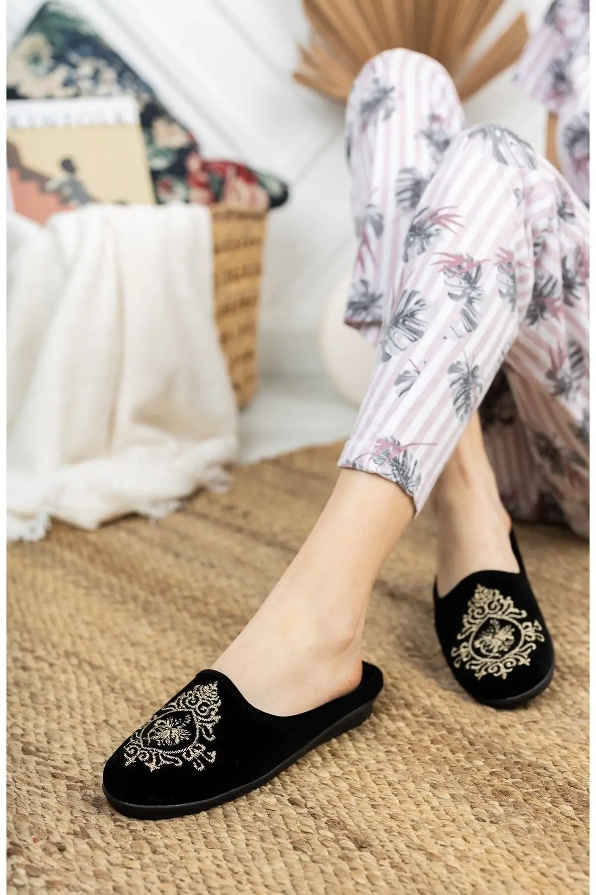 Siyah Çini Kadın Ev Terliği Kışlık Kapalı Yumuşak Rahat Terlik Nakışlı Doğum Çeyiz Misafir Terliği