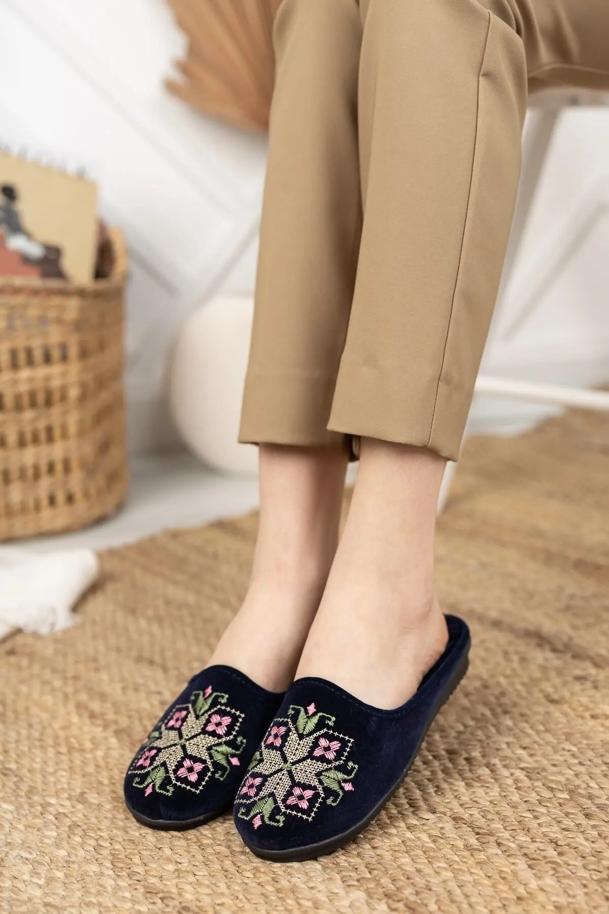 Lacivert Kanaviçe Kadın Ev Terliği Kışlık Kapalı Yumuşak Rahat Terlik Nakışlı Çeyiz Bohça Terliği