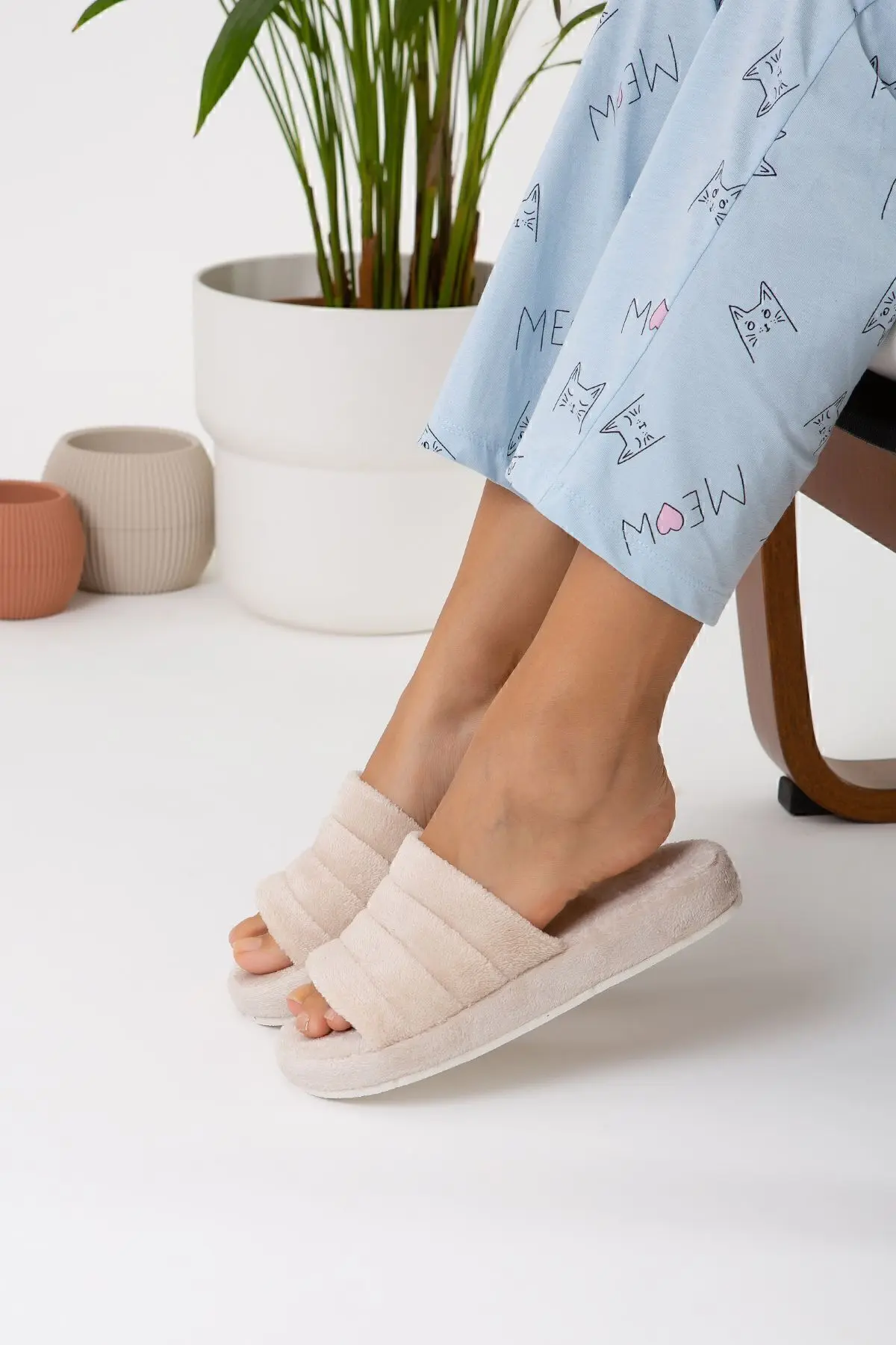 Bej Önü Açık Sessiz Taban Kadın Terlik Ev Terliği