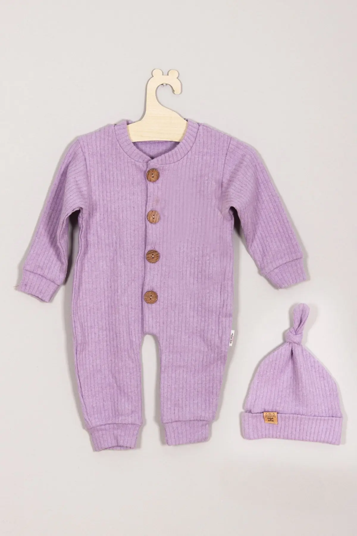 ADABEBEK %100 Pamuk Ahşap Düğmeli Fitilli Şapkalı Bebek Tulum