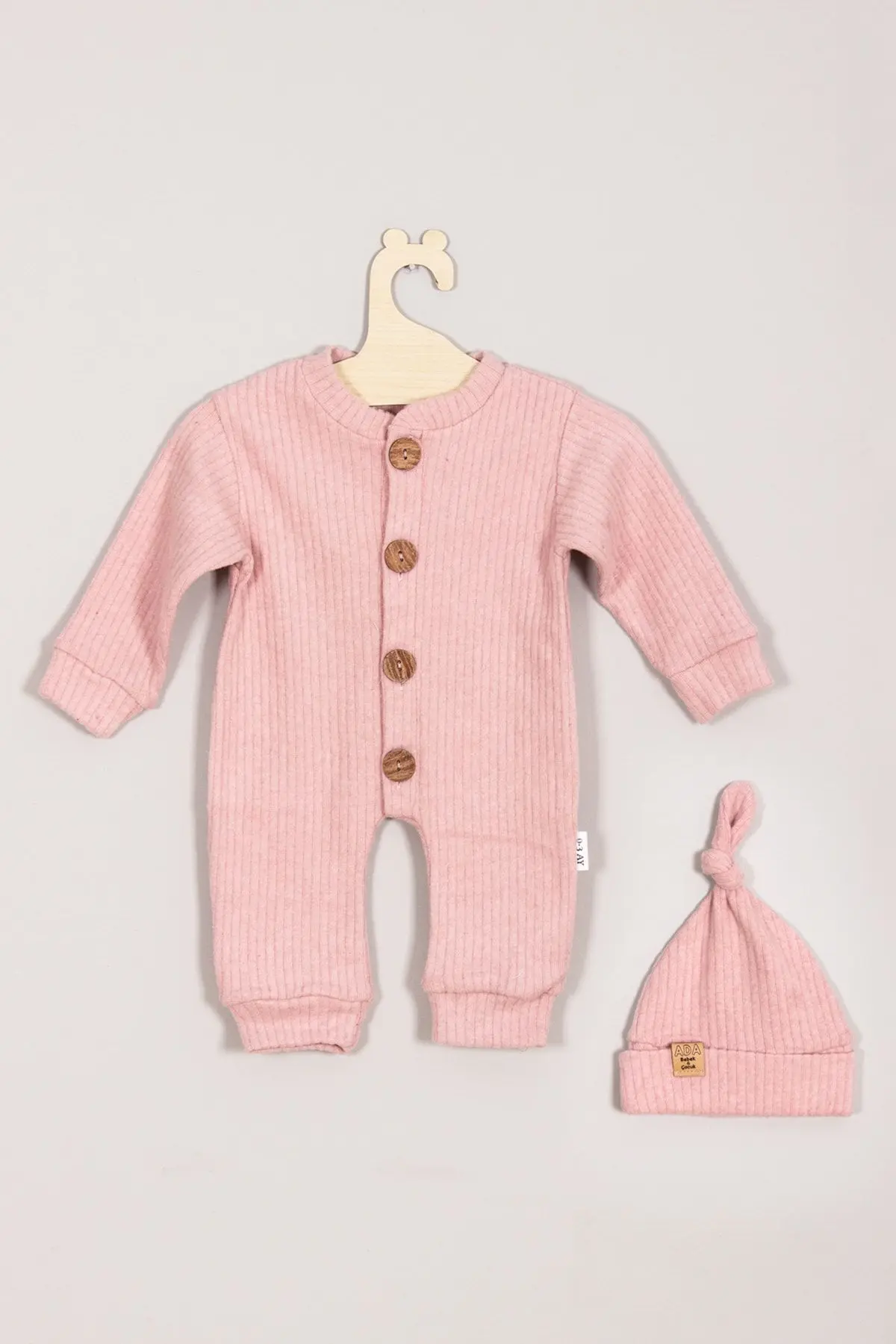 ADABEBEK %100 Pamuk Ahşap Düğmeli Fitilli Şapkalı Bebek Tulum