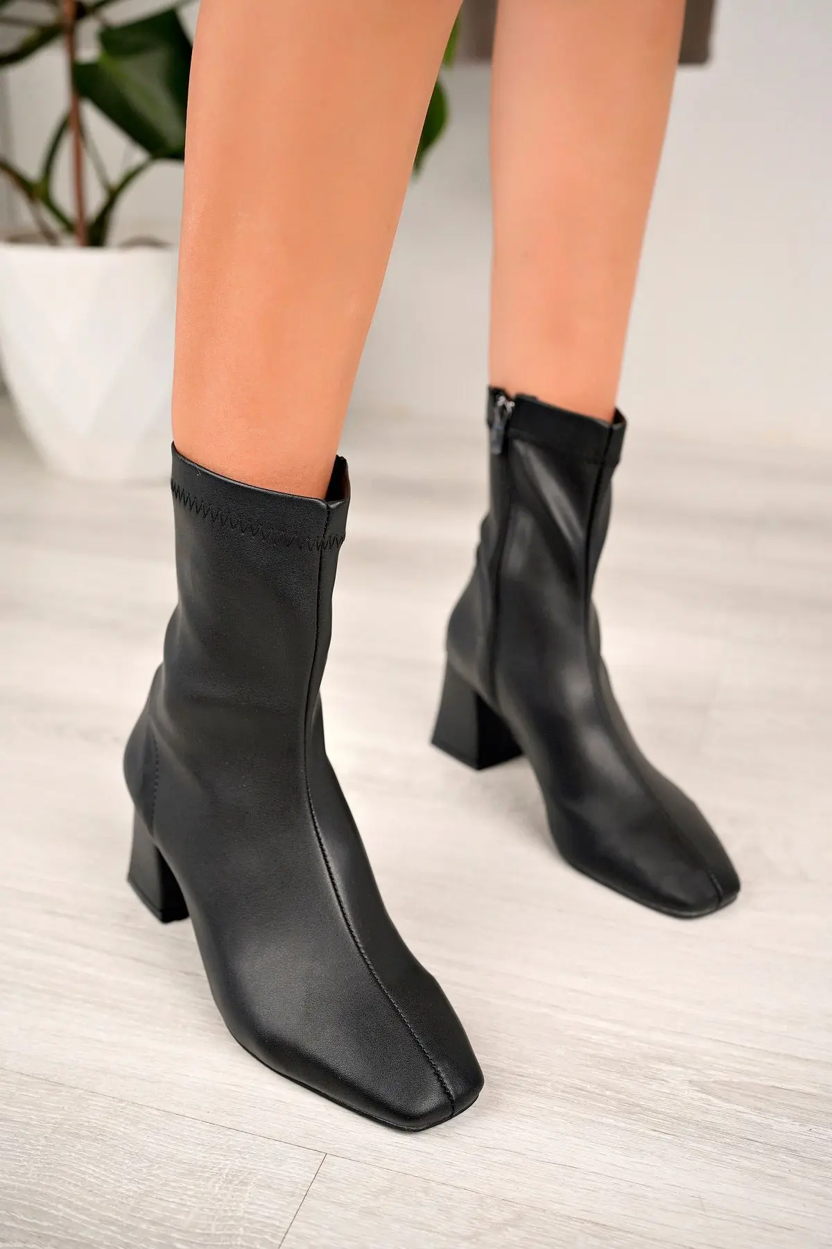 Kadın Siyah Streç Bilekli Orta Boy Topuklu Bot