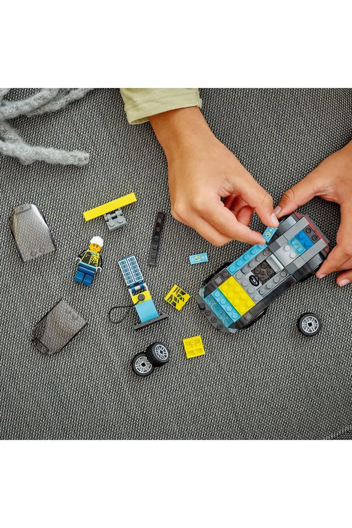 ® City Elektrikli Spor Araba 60383 - 5 Yaş ve Üzeri Çocuklar için Oyuncak Yapım Seti (95 Parça)