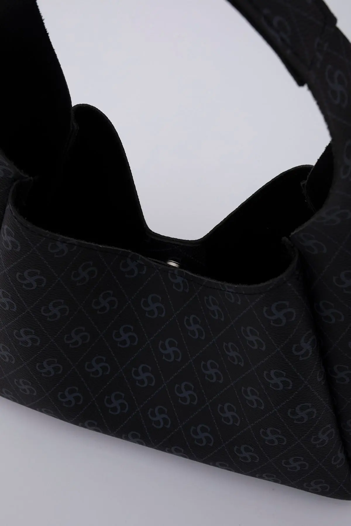 Monogram Baskılı Siyah SHK19 Çıtçıt Kapatmalı Suni Deri Fermuarlı Makyaj Çantalı El ve Omuz Çantası