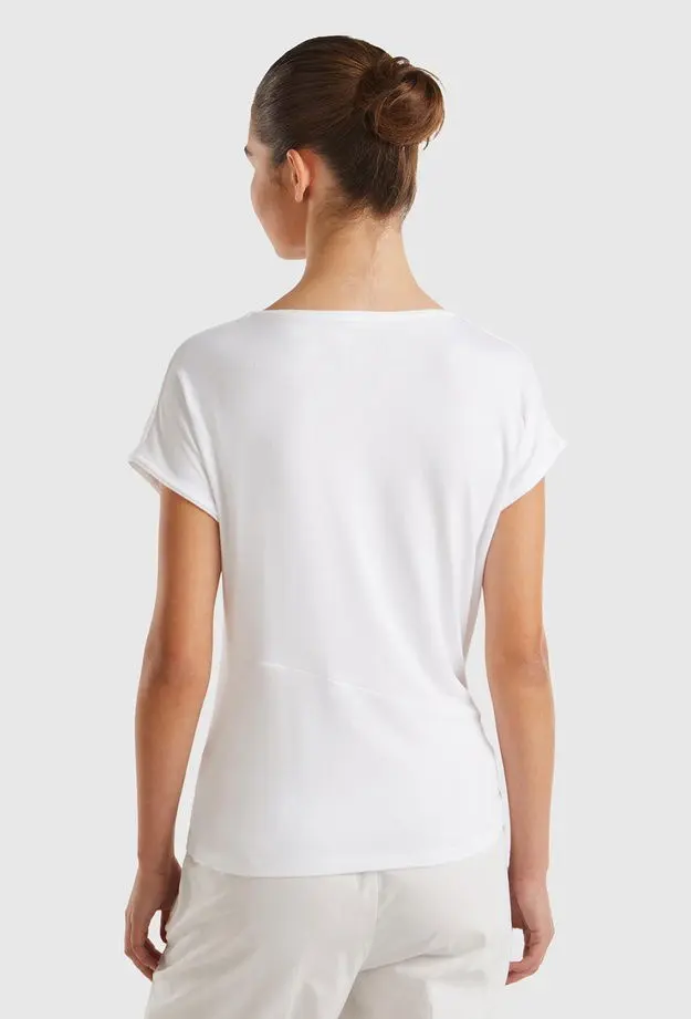Kadın Beyaz Viskoz Karışımlı Düğüm Detaylı Kayık Yaka T-Shirt
