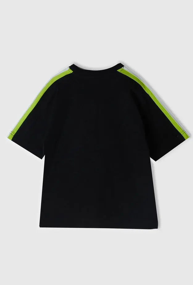 Erkek Çocuk Siyah Önü Baskılı Omuzları Kontrast Şeritli Bisiklet Yaka T-Shirt