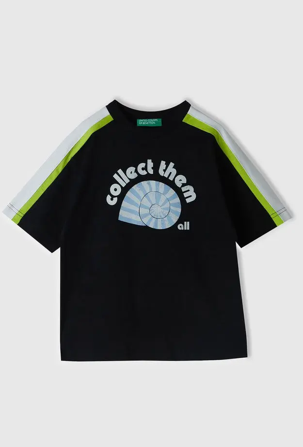 United Colors of Benetton Erkek Çocuk Siyah Önü Baskılı Omuzları Kontrast Şeritli Bisiklet Yaka T-Shirt