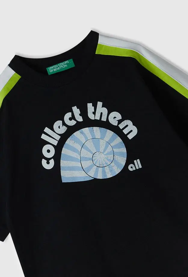 Erkek Çocuk Siyah Önü Baskılı Omuzları Kontrast Şeritli Bisiklet Yaka T-Shirt