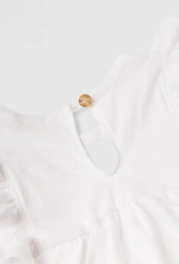 Bebek Beyaz Önü Logo Detaylı Arkası Düğmeli Fırfırlı T-Shirt