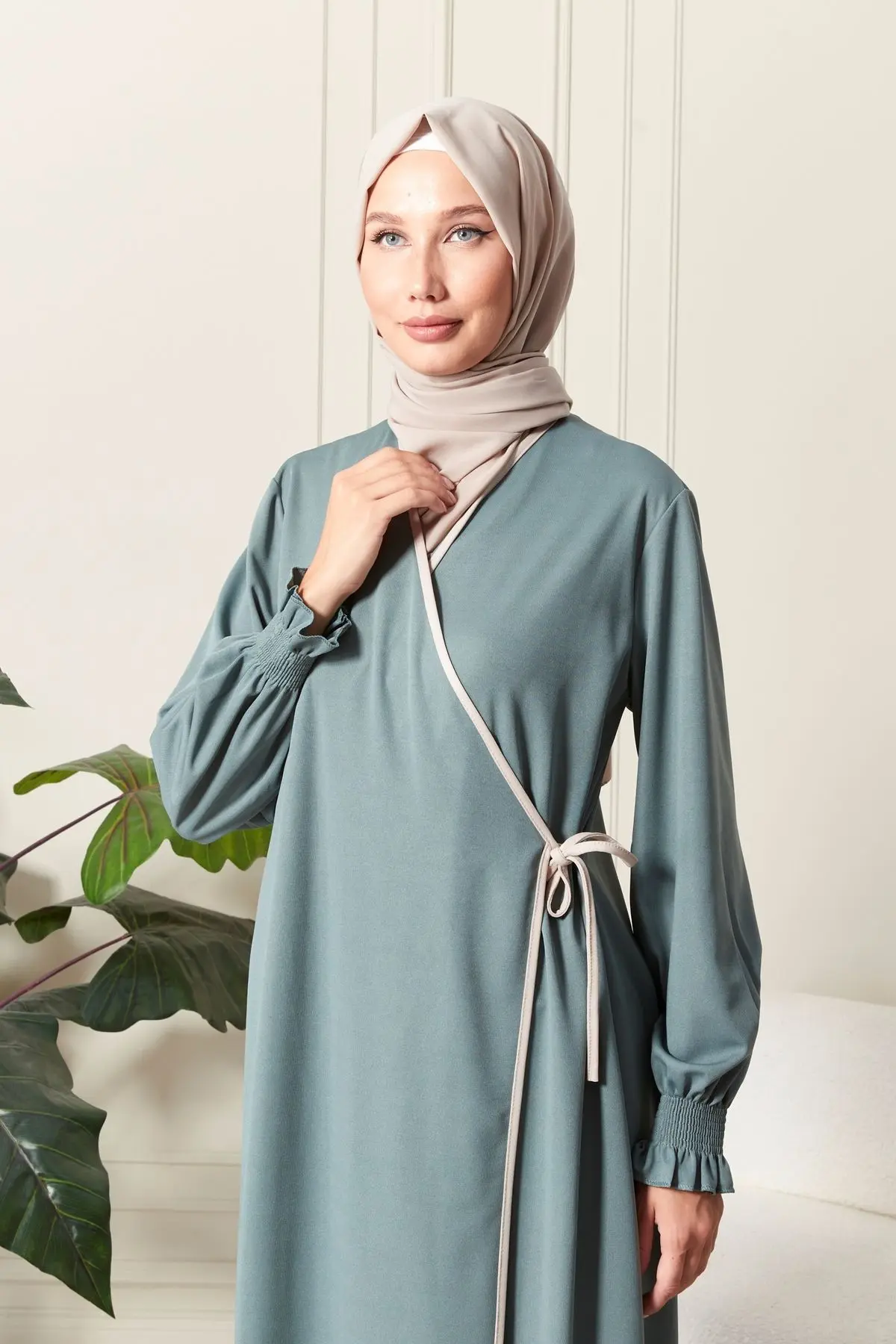 Kadın Kol Detaylı Kruvaze Yaka Biyeli Yandan Bağlamalı Namaz Elbisesi