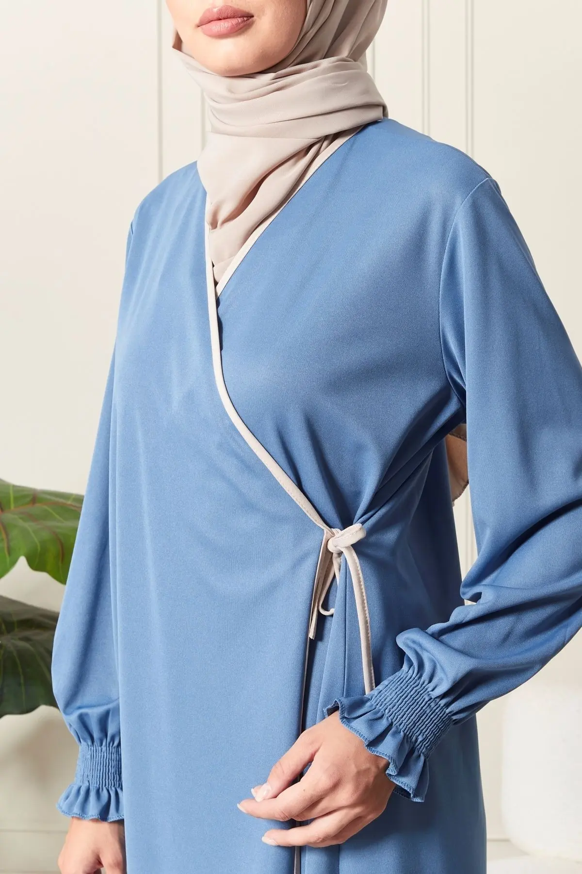 Kadın Kol Detaylı Kruvaze Yaka Biyeli Yandan Bağlamalı Namaz Elbisesi