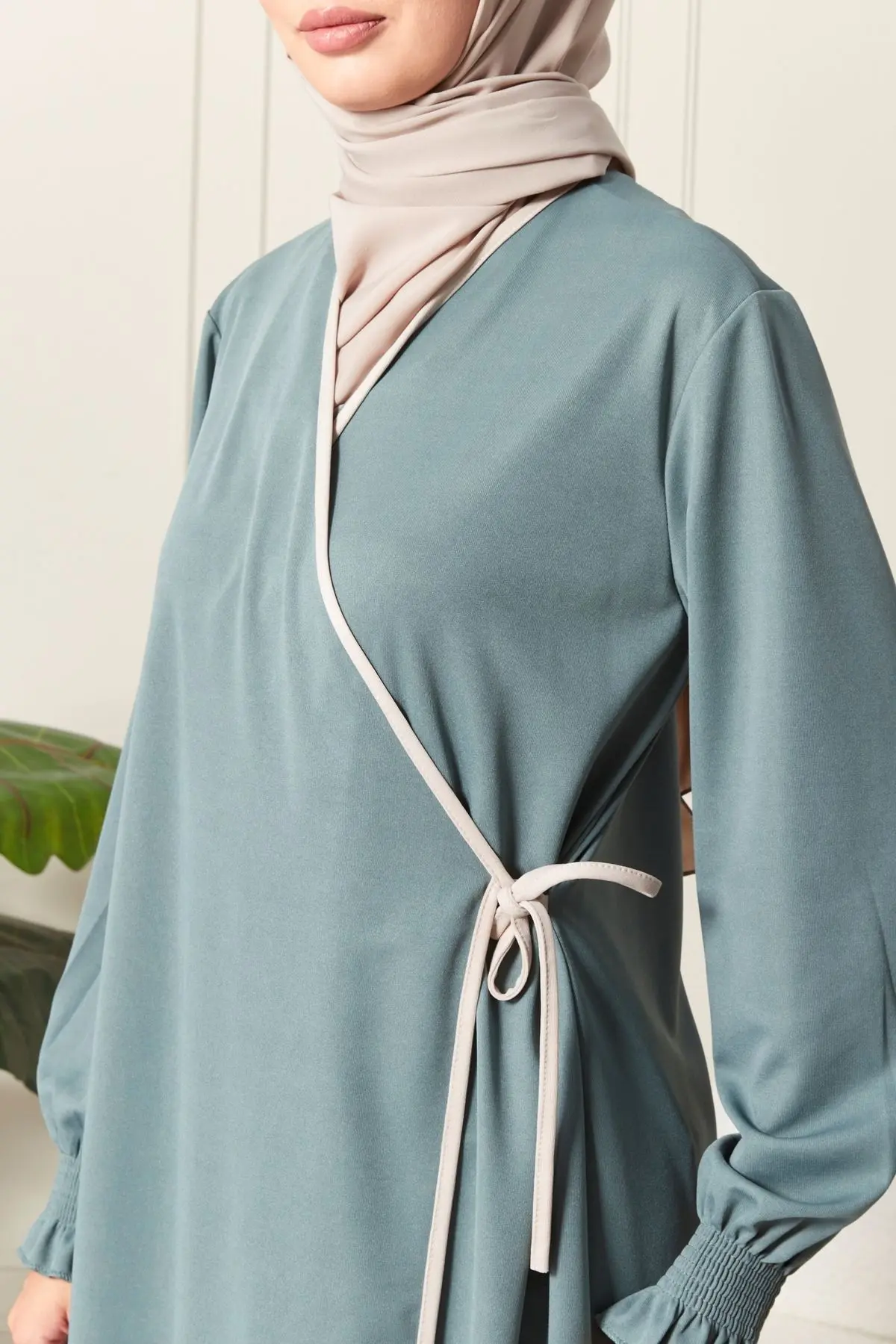 Kadın Kol Detaylı Kruvaze Yaka Biyeli Yandan Bağlamalı Namaz Elbisesi