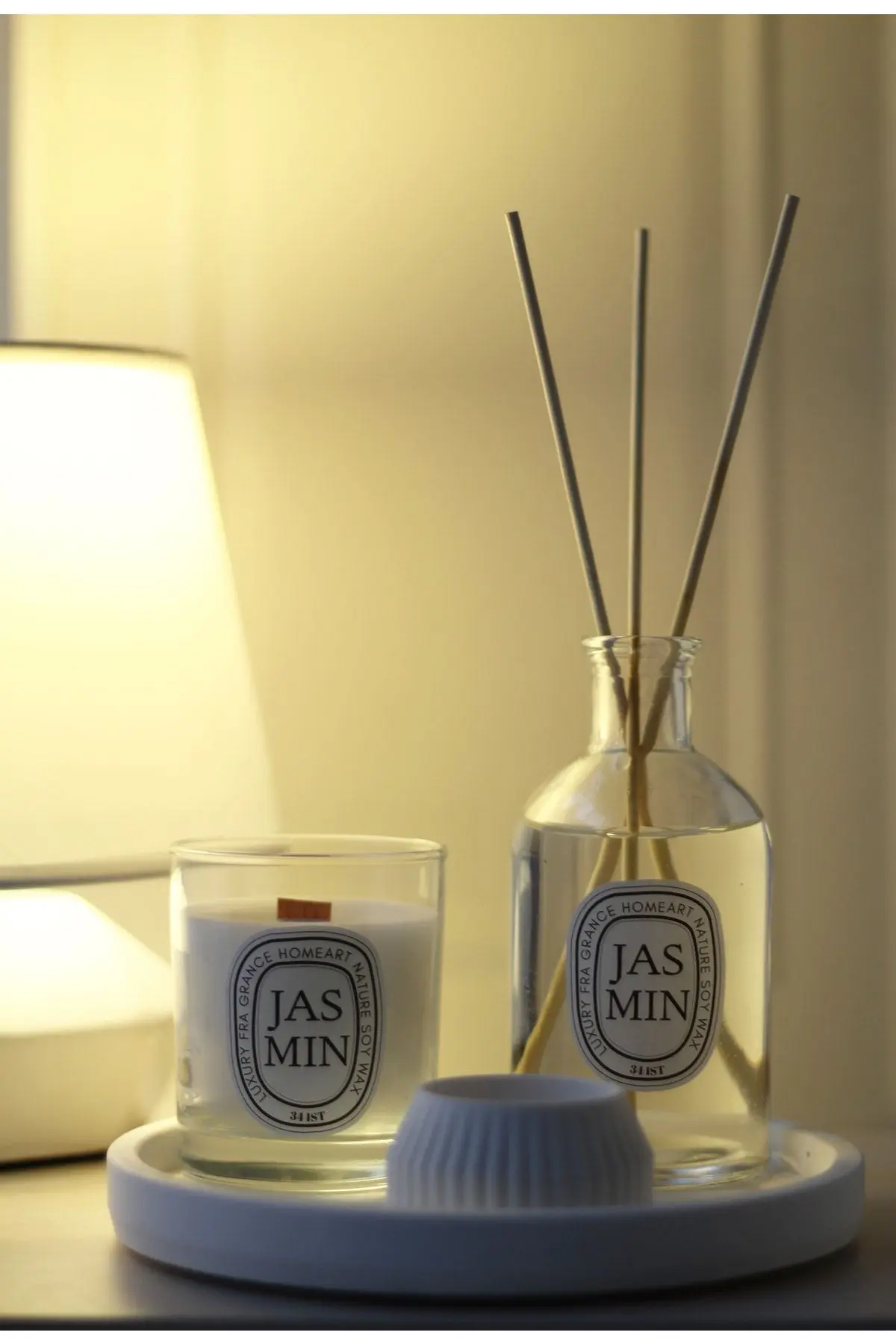 Dekoratif Şişede 200 Ml Yasemin Oda Kokusu Ve 185 Cc Mum Seti (altlık Dahil)