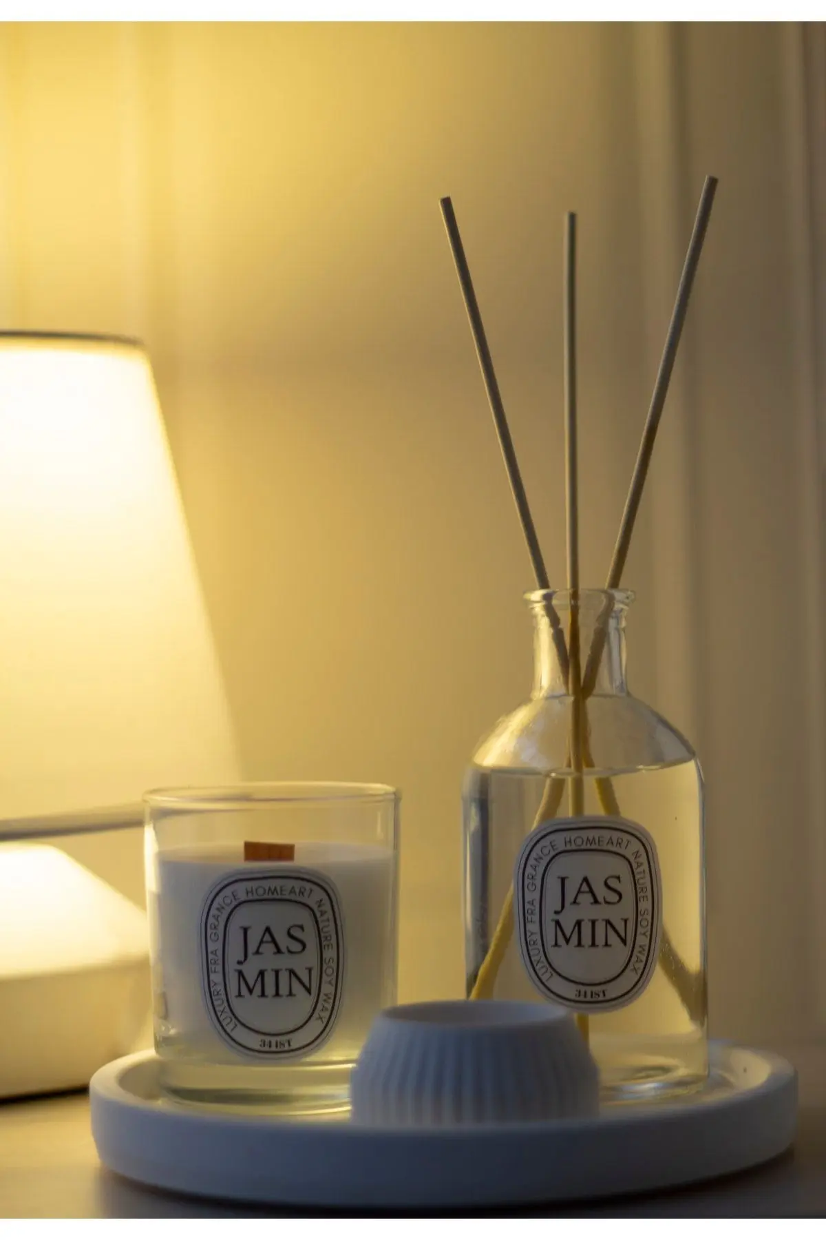 Dekoratif Şişede 200 Ml Yasemin Oda Kokusu Ve 185 Cc Mum Seti (altlık Dahil)