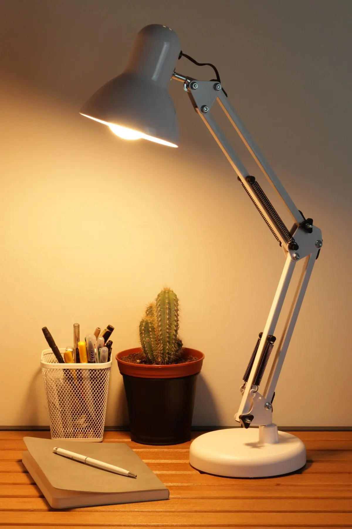 Masa Lambası Akrobat Yaylı Metal 360° Açılı Ayarlanabilir Hareketli Çalışma Masası Lambası Beyaz