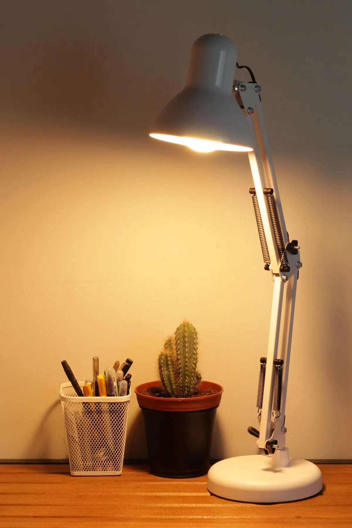 Masa Lambası Akrobat Yaylı Metal 360° Açılı Ayarlanabilir Hareketli Çalışma Masası Lambası Beyaz