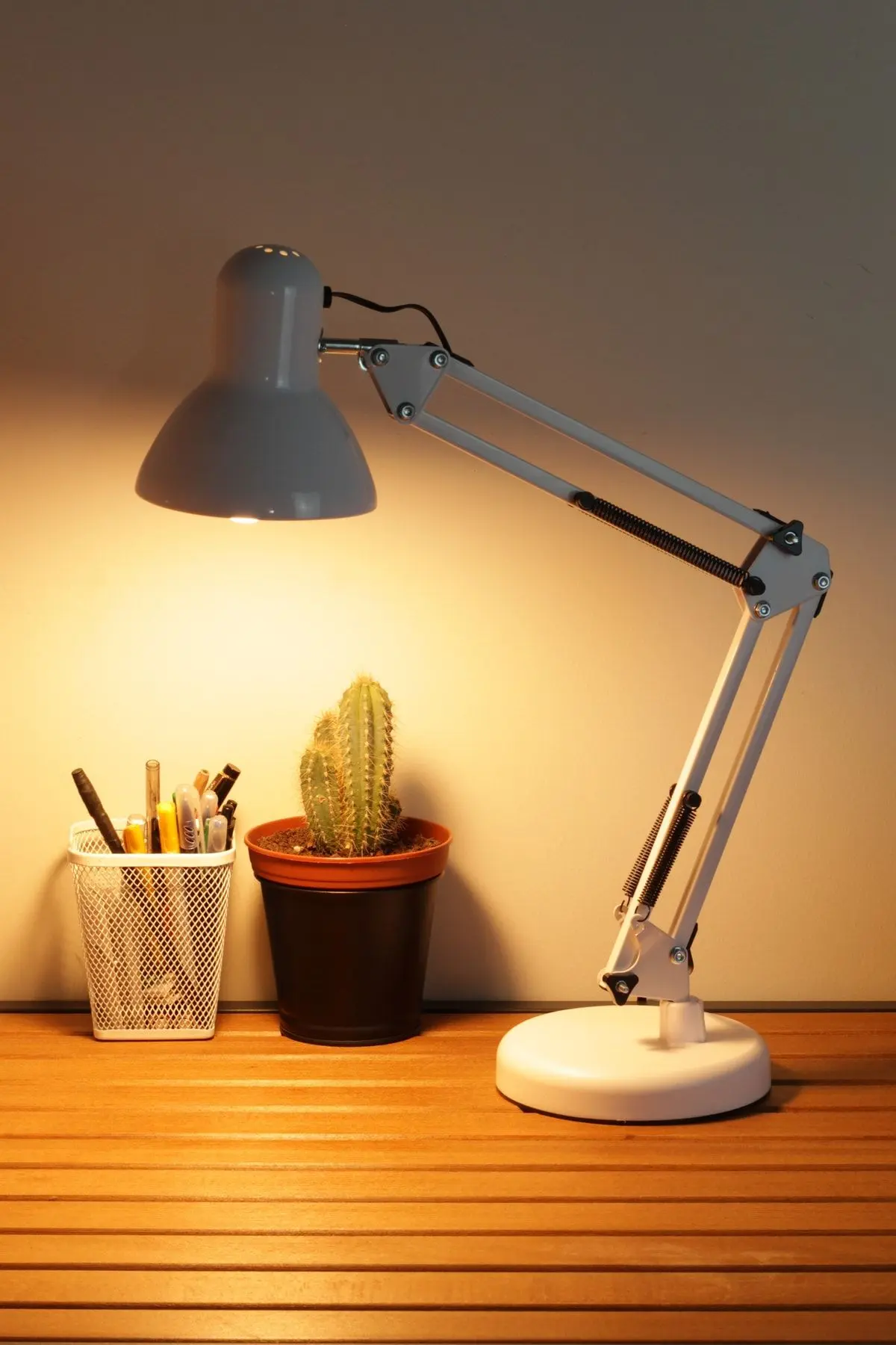 Masa Lambası Akrobat Yaylı Metal 360° Açılı Ayarlanabilir Hareketli Çalışma Masası Lambası Beyaz