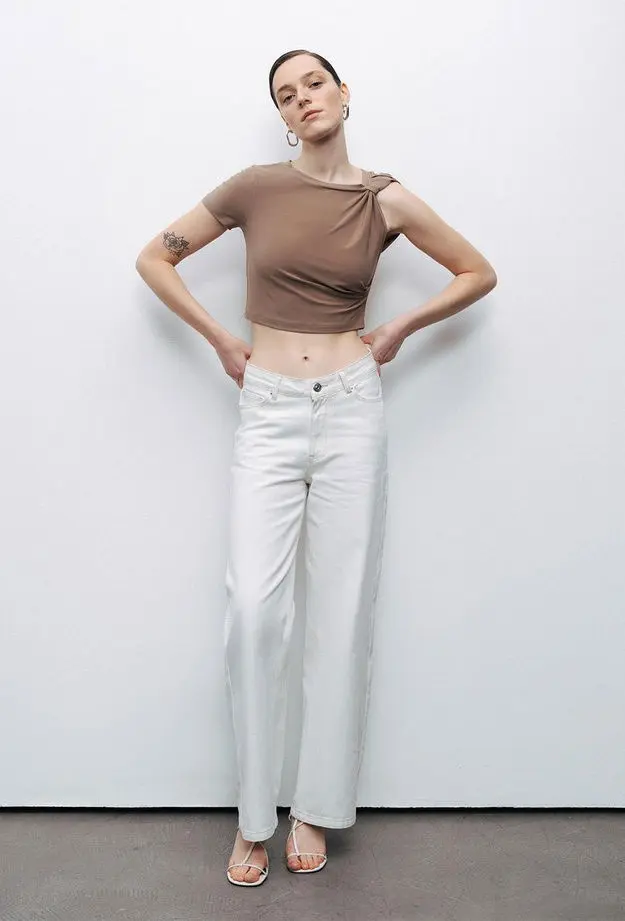 Burgu Detaylı Crop Top