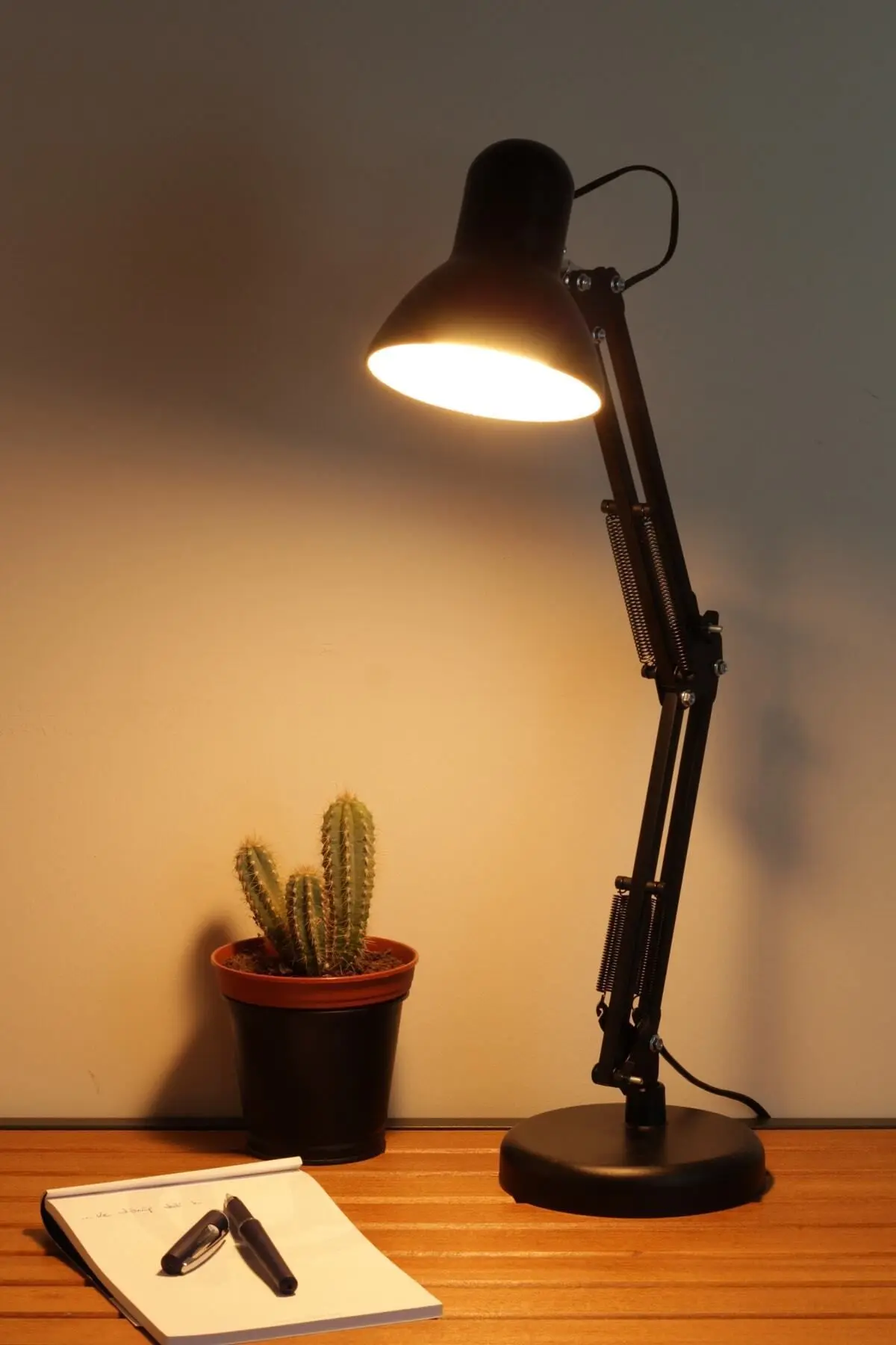 Masa Lambası Akrobat Yaylı Metal 360° Açılı Ayarlanabilir Hareketli Çalışma Masası Lambası Siyah