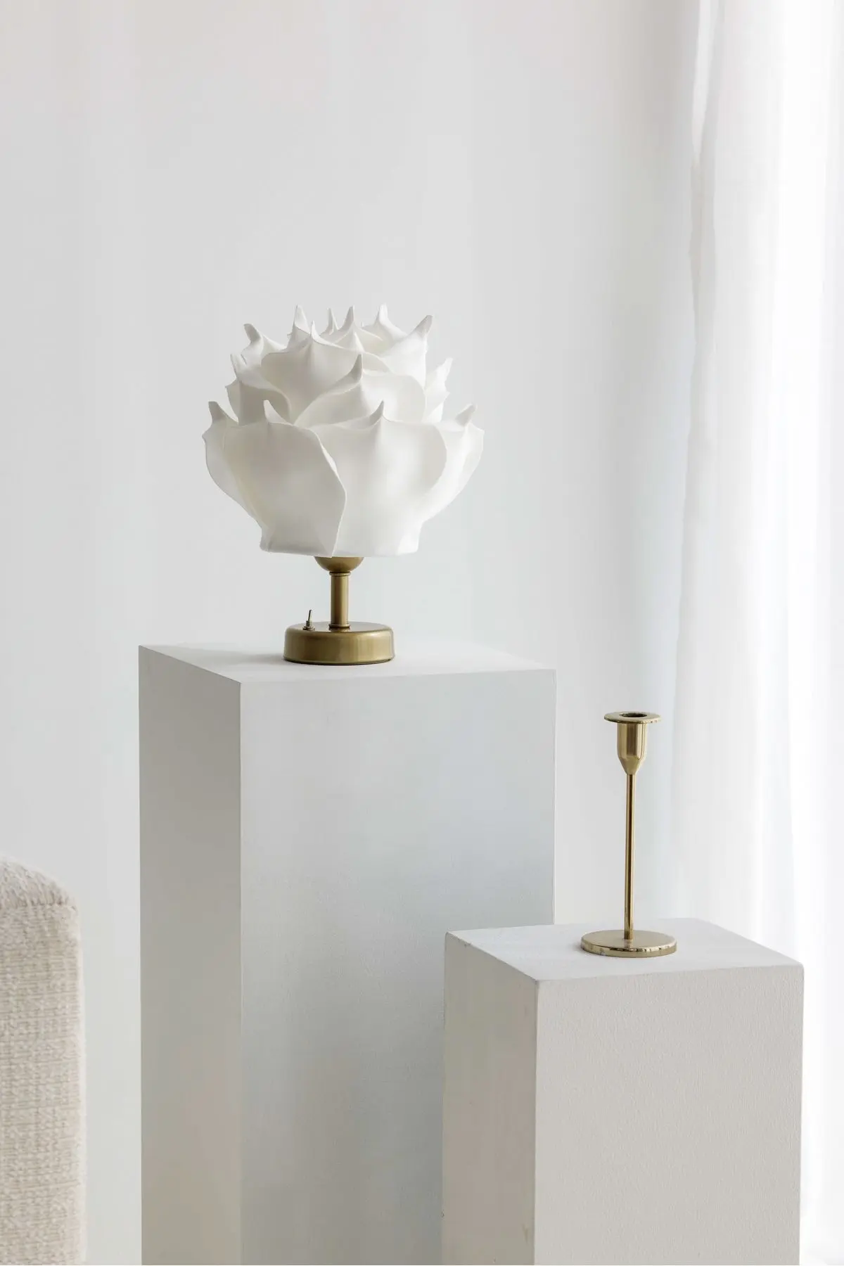 Maison Avf Dekor Yapay Eva Çiçeği Kablosuz Masa Lambası Üst Beyaz-alt Eskitme Gold (9V PİL 75-90 SAAT)