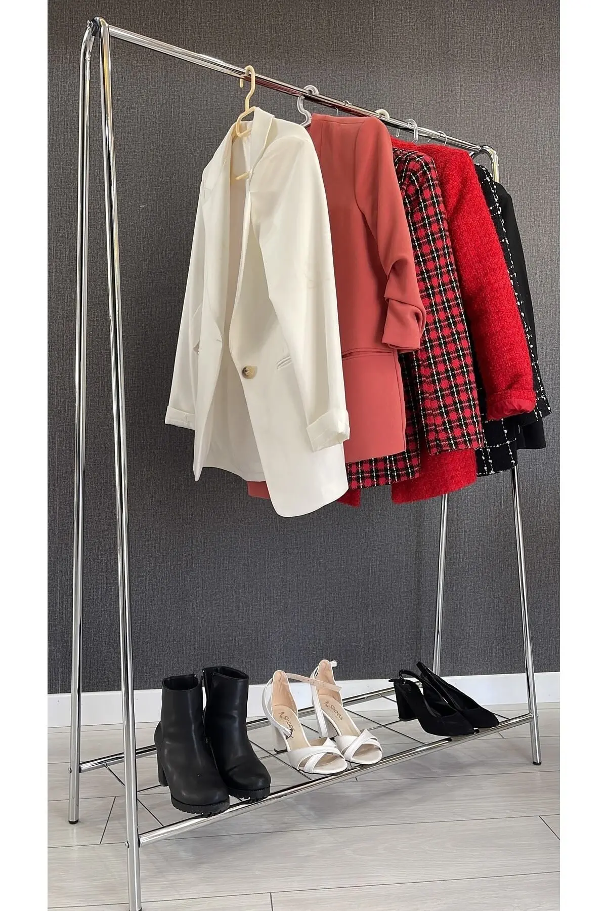 Oval Telli Krom Ayaklı Elbise Askılığı Elbise Askılığı Büyük