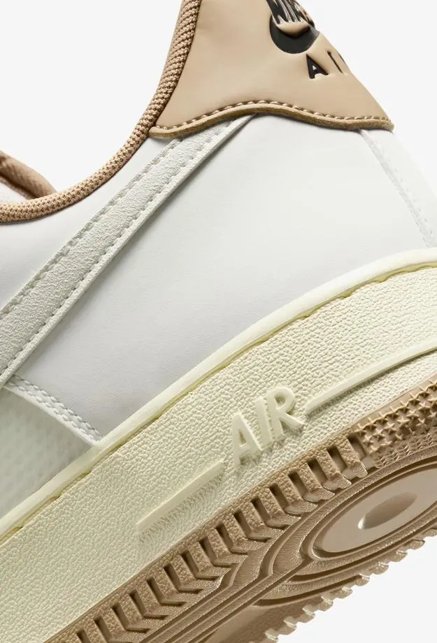 Nike Air Force 1 '07 LV8 Erkek Beyaz Spor Ayakkabı