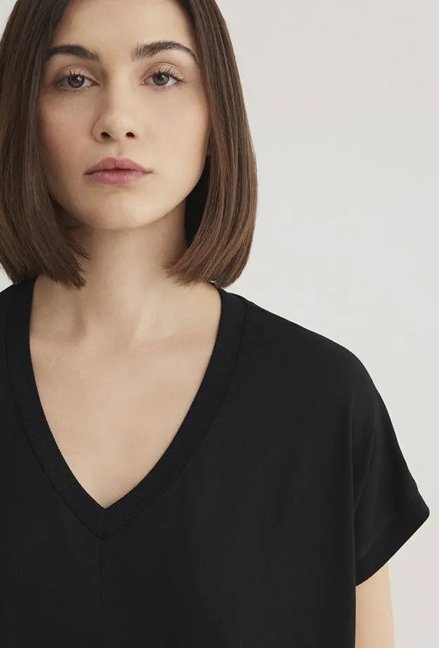 Mavi V Yaka Siyah Basic Viskoz Tişört Loose Fit / Bol Rahat Kesim 166449-900