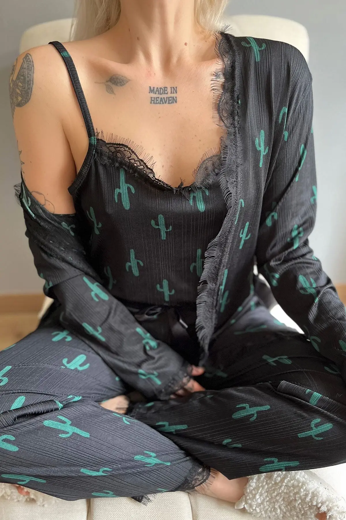 Kadın Siyah Kaktüs Desenli Sabahlıklı Pegasus Pijama Takımı