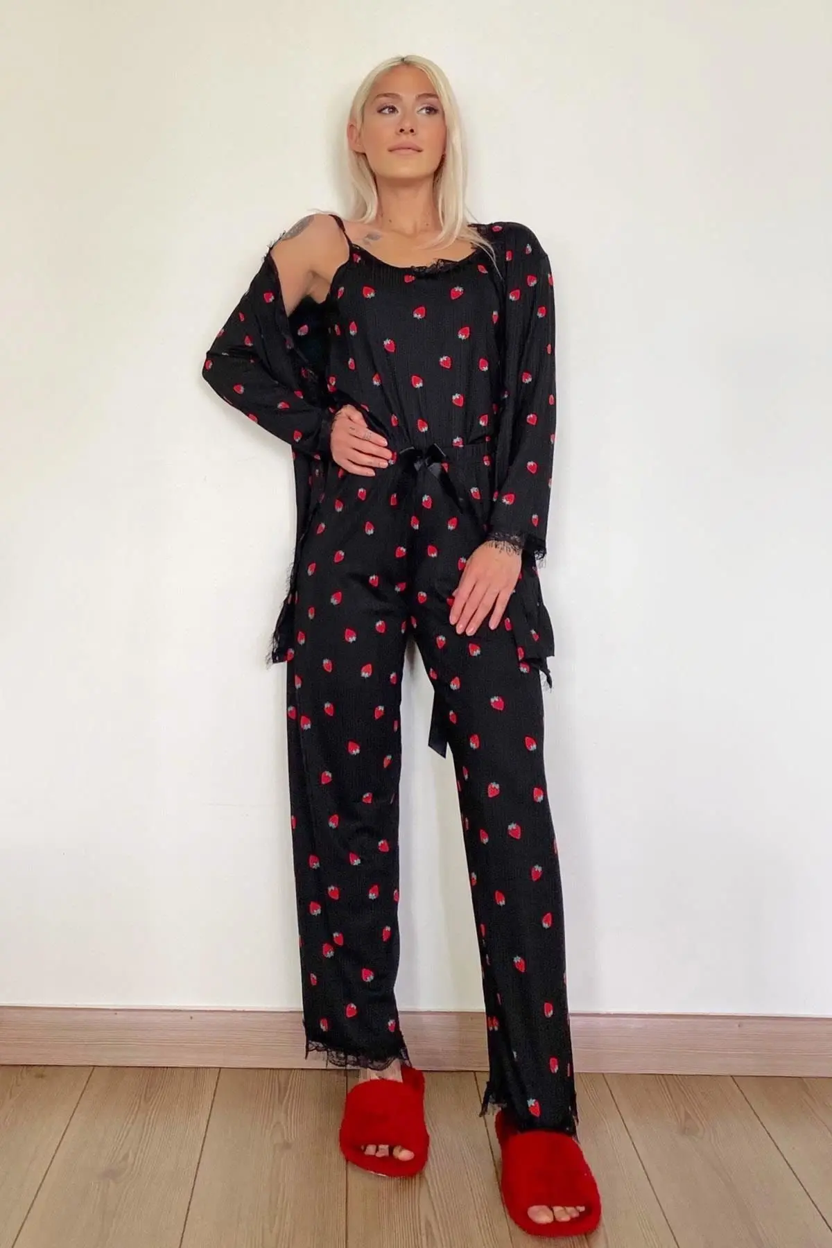 Kadın Çilek Desenli Sabahlıklı Pegasus Pijama Takımı