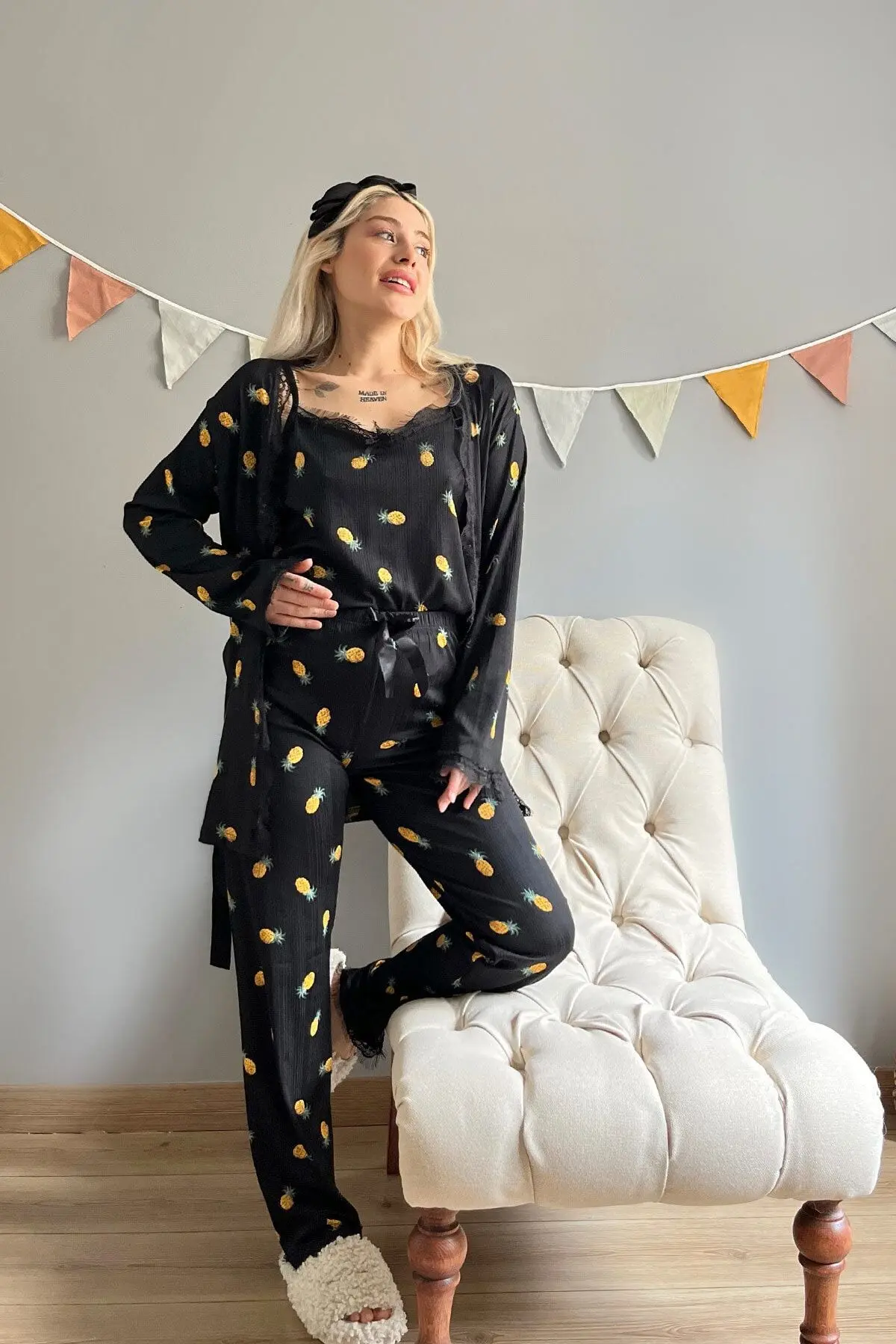 Kadın Siyah Sarı Ananas Desenli Sabahlıklı Pegasus Pijama Takımı