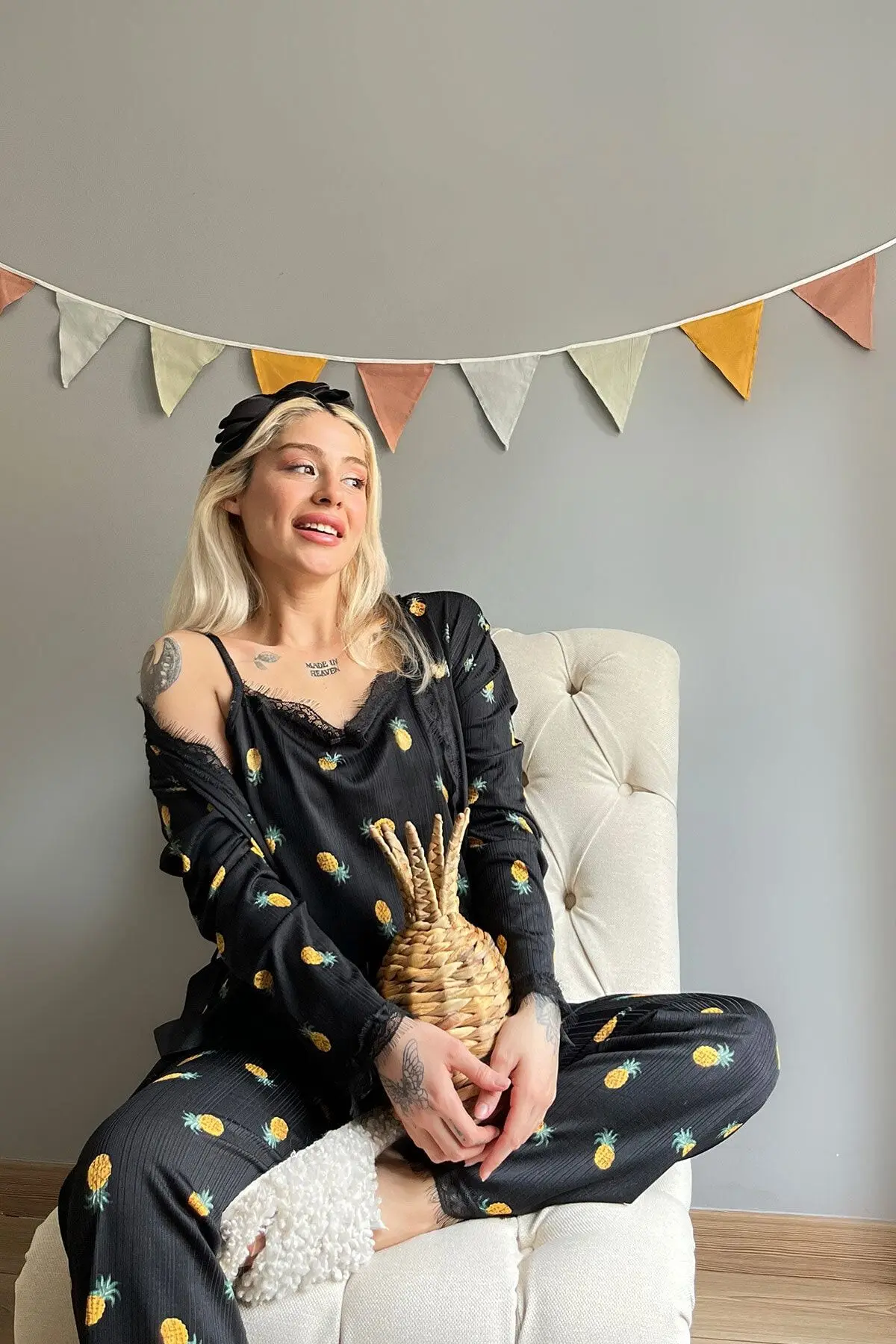 Kadın Siyah Sarı Ananas Desenli Sabahlıklı Pegasus Pijama Takımı