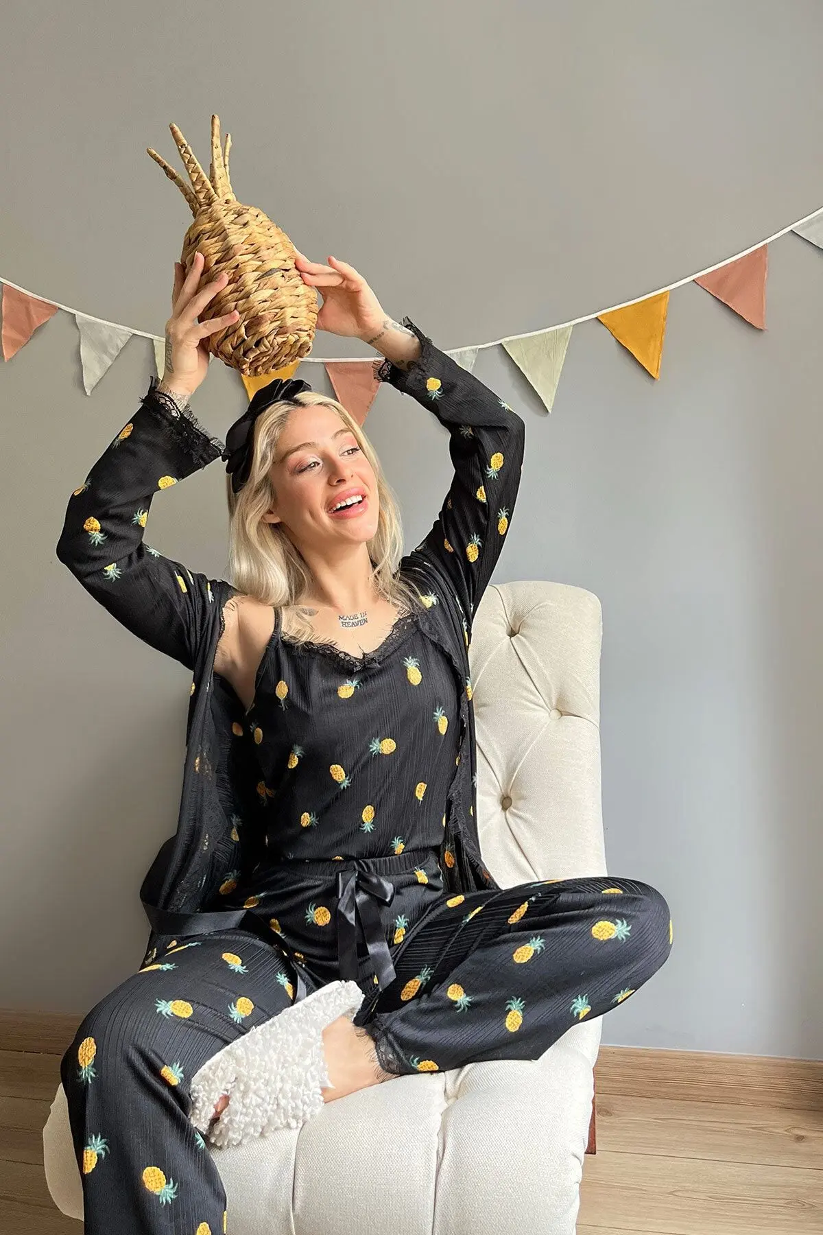 Kadın Siyah Sarı Ananas Desenli Sabahlıklı Pegasus Pijama Takımı