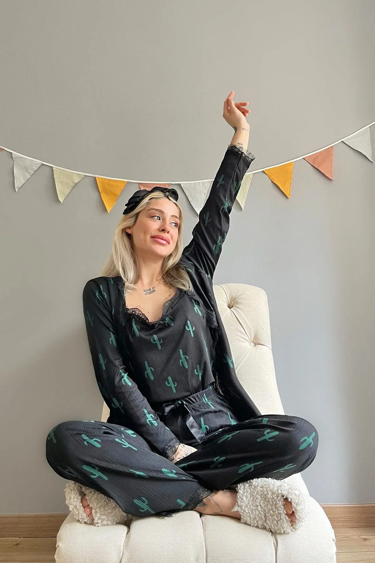 Kadın Siyah Kaktüs Desenli Sabahlıklı Pegasus Pijama Takımı