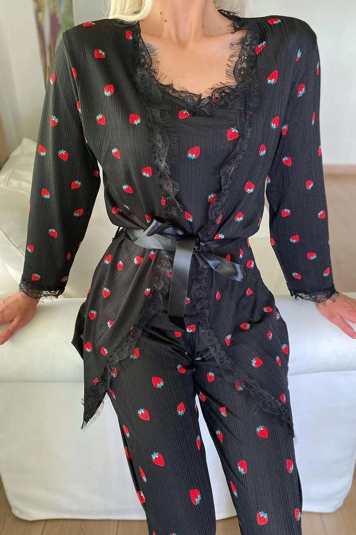 Kadın Çilek Desenli Sabahlıklı Pegasus Pijama Takımı