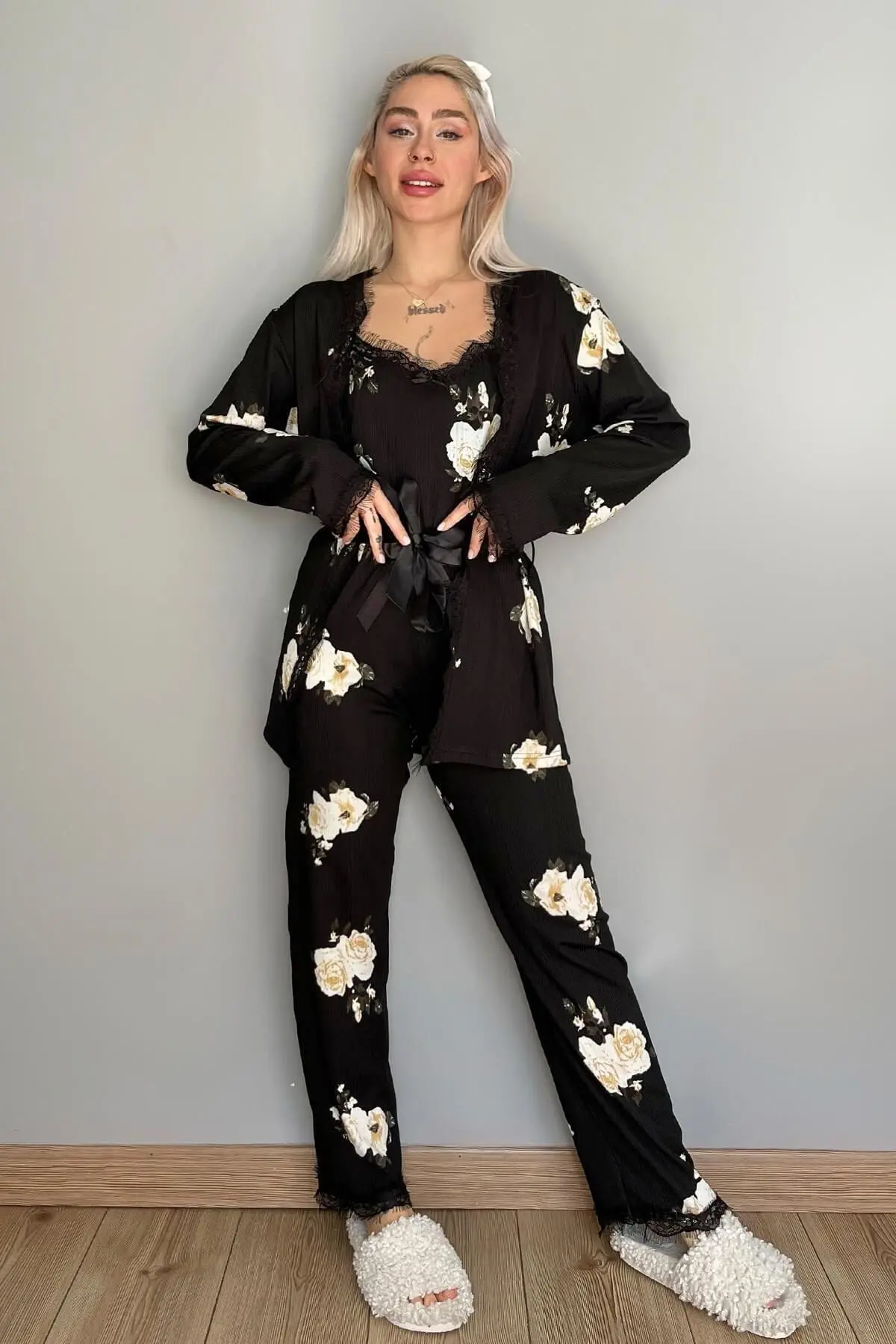 Krem Çiçek Desenli Sabahlıklı Pegasus Pijama Takımı