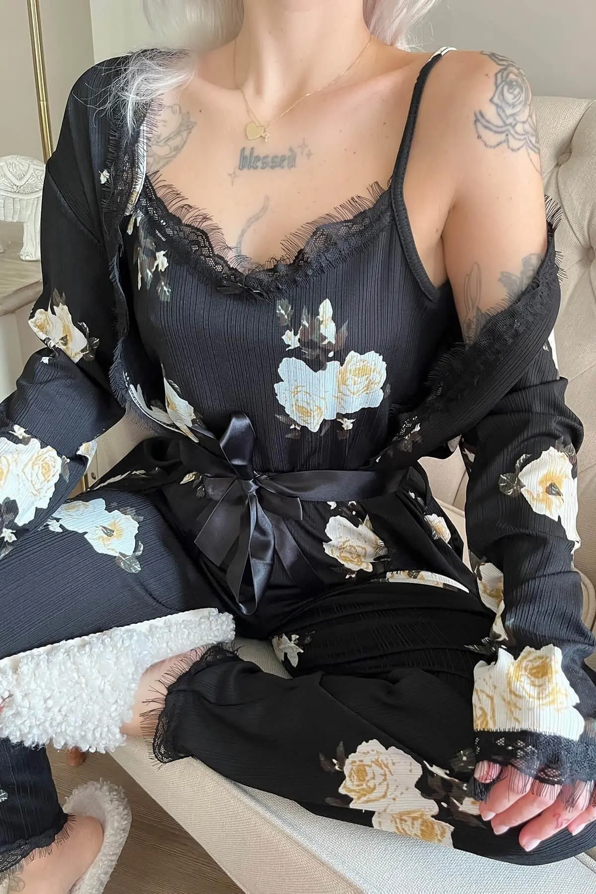 Krem Çiçek Desenli Sabahlıklı Pegasus Pijama Takımı